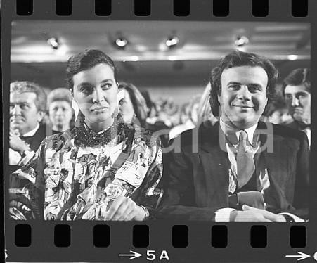 1984 FESTIVAL SANREMO Jerry CALA' Marina SUMA in platea NEGATIVO ORIGINALE 1 Negativo originale in bianco e nero (su pellicola), in formato 35mm E' severamente vietata la riproduzione. Tutti i diritti sono riservati. ICharta mette in vendita, sul negozio eBay e in esclusiva sul sito "icharta" il proprio archivio composto da numerose diapositive e negativi fotografici d'epoca, tutti originali e autentici, che attraversano la storia del costume italiano tra gli la fine degli anni Sessanta e Novanta.Si tratta di uno sguardo inedito sull'attualità, la politica, la vita quotidiana, il gossip e la cultura, che fotografa il cambiamento della nazione in quest'ultimo scorcio del XX secolo. Un'occasione unica per il mercato del collezionismo, che vede finalmente disponibile un archivio eccezionale per vastità, tematiche e condizioni, in un settore (il negativo fotografico e la diapositiva) di assoluta novità e dalle interessanti prospettive di investimento.  FAIR/discreto  FORMATO: 35mm originale e autentica 1
