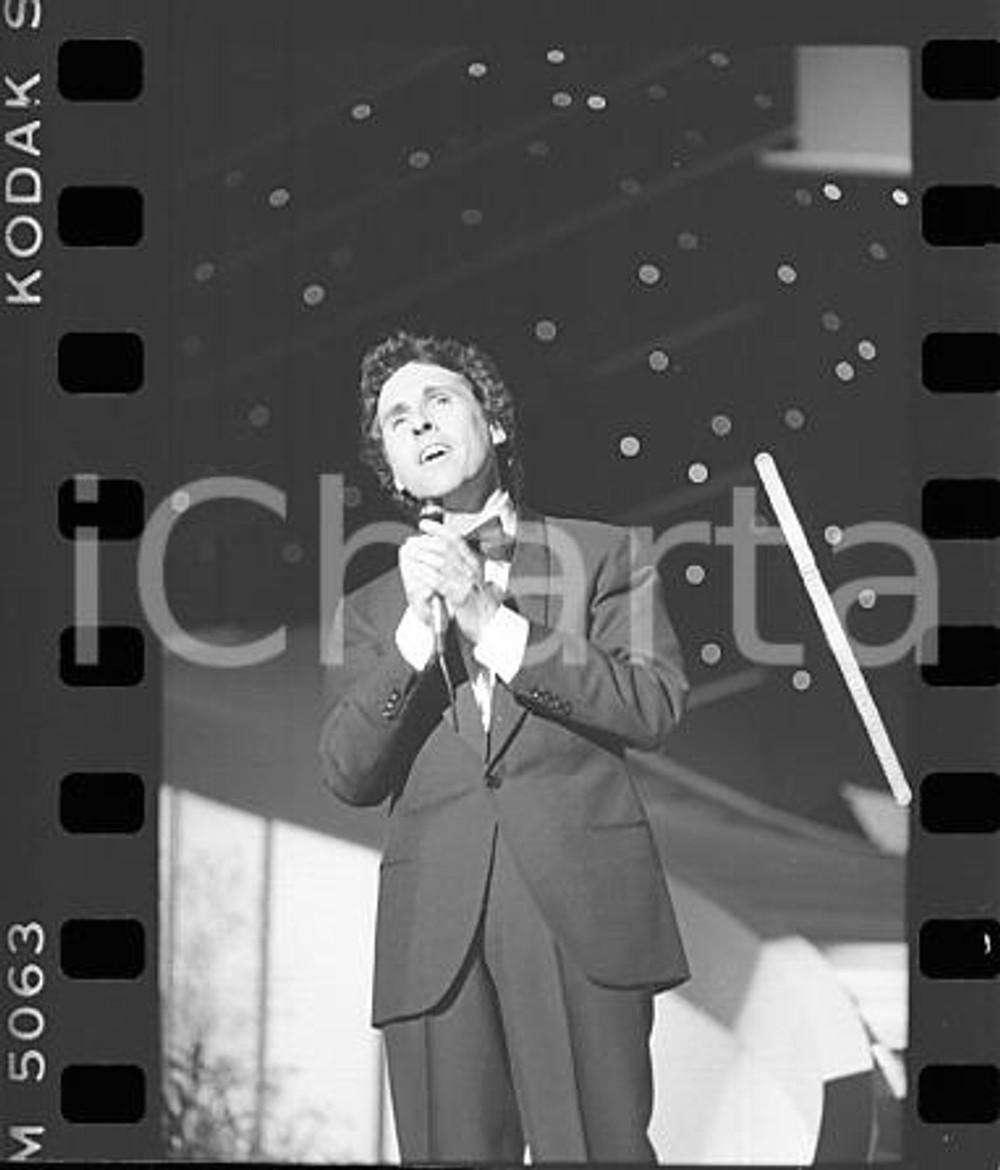 1984 FESTIVAL SANREMO Riccardo DEL TURCO in gara NEGATIVO ORIGINALE (2) Negativo originale in bianco e nero (su pellicola), in formato 35mmE' severamente vietata la riproduzione. Tutti i diritti sono riservati. ICharta mette in vendita, sul negozio eBay e in esclusiva sul sito "icharta" il proprio archivio composto da numerose diapositive e negativi fotografici d'epoca, tutti originali e autentici, che attraversano la storia del costume italiano tra gli la fine degli anni Sessanta e Novanta.Si tratta di uno sguardo inedito sull'attualità, la politica, la vita quotidiana, il gossip e la cultura, che fotografa il cambiamento della nazione in quest'ultimo scorcio del XX secolo. Un'occasione unica per il mercato del collezionismo, che vede finalmente disponibile un archivio eccezionale per vastità, tematiche e condizioni, in un settore (il negativo fotografico e la diapositiva) di assoluta novità e dalle interessanti prospettive di investimento.  FAIR/discreto  FORMATO: 35mm originale e autentica 1