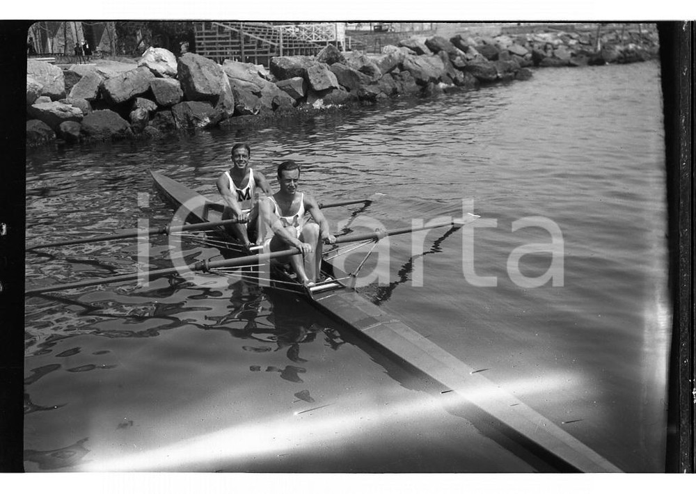 1932 NAPOLI Campionati di canottaggio 2 senza *NEGATIVO ORIGINALE Negativo originale in bianco e nero (su pellicola), in formato cm 6 x 9 E' severamente vietata la riproduzione. Tutti i diritti sono riservati. ICharta mette in vendita, sul negozio eBay e in esclusiva sul sito "icharta" il proprio archivio composto da numerose diapositive e negativi fotografici d'epoca, tutti originali e autentici, che attraversano la storia del costume italiano tra gli la fine degli anni Sessanta e Novanta.Si tratta di uno sguardo inedito sull'attualità, la politica, la vita quotidiana, il gossip e la cultura, che fotografa il cambiamento della nazione in quest'ultimo scorcio del XX secolo. Un'occasione unica per il mercato del collezionismo, che vede finalmente disponibile un archivio eccezionale per vastità, tematiche e condizioni, in un settore (il negativo fotografico e la diapositiva) di assoluta novità e dalle interessanti prospettive di investimento.  POOR/danneggiato Sovraesposta FORMATO: cm 6 x 9 originale e autentica 1