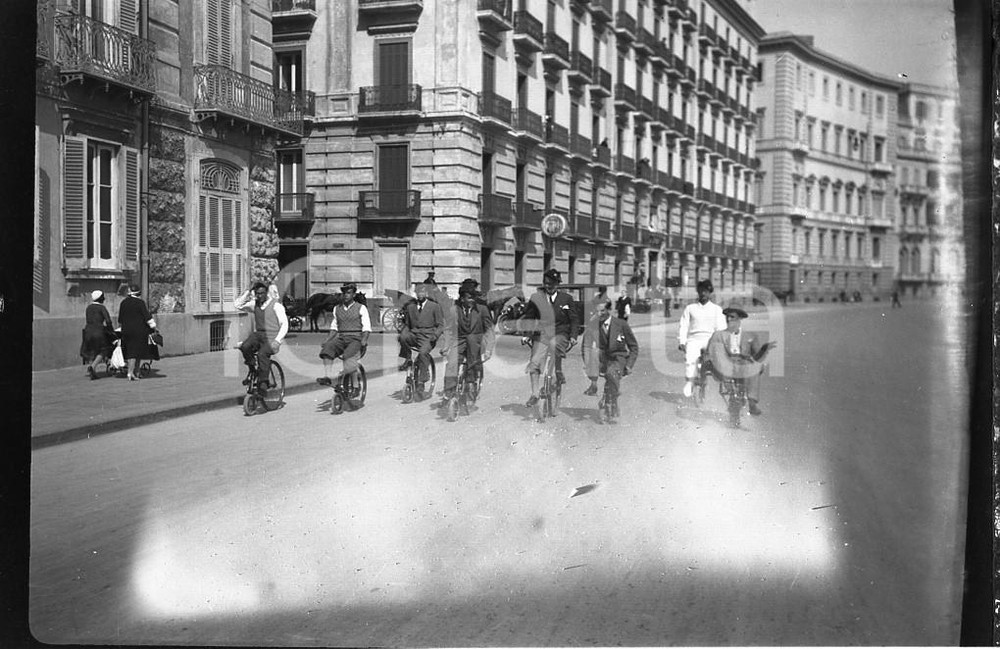 1932 NAPOLI Campionati di canottaggio equipaggio 8 con biciclo NEGATIVO ORIGIN. Nello scatto è ritratto l'equipaggio sul lungomare in un momento di goliardiaNegativo originale in bianco e nero (su pellicola), in formato cm 6 x 9 E' severamente vietata la riproduzione. Tutti i diritti sono riservati. ICharta mette in vendita, sul negozio eBay e in esclusiva sul sito "icharta" il proprio archivio composto da numerose diapositive e negativi fotografici d'epoca, tutti originali e autentici, che attraversano la storia del costume italiano tra gli la fine degli anni Sessanta e Novanta.Si tratta di uno sguardo inedito sull'attualità, la politica, la vita quotidiana, il gossip e la cultura, che fotografa il cambiamento della nazione in quest'ultimo scorcio del XX secolo. Un'occasione unica per il mercato del collezionismo, che vede finalmente disponibile un archivio eccezionale per vastità, tematiche e condizioni, in un settore (il negativo fotografico e la diapositiva) di assoluta novità e dalle interessanti prospettive di investimento.  FAIR/discreto Difetti: sovraesposto all'origine  originale e autentica 1