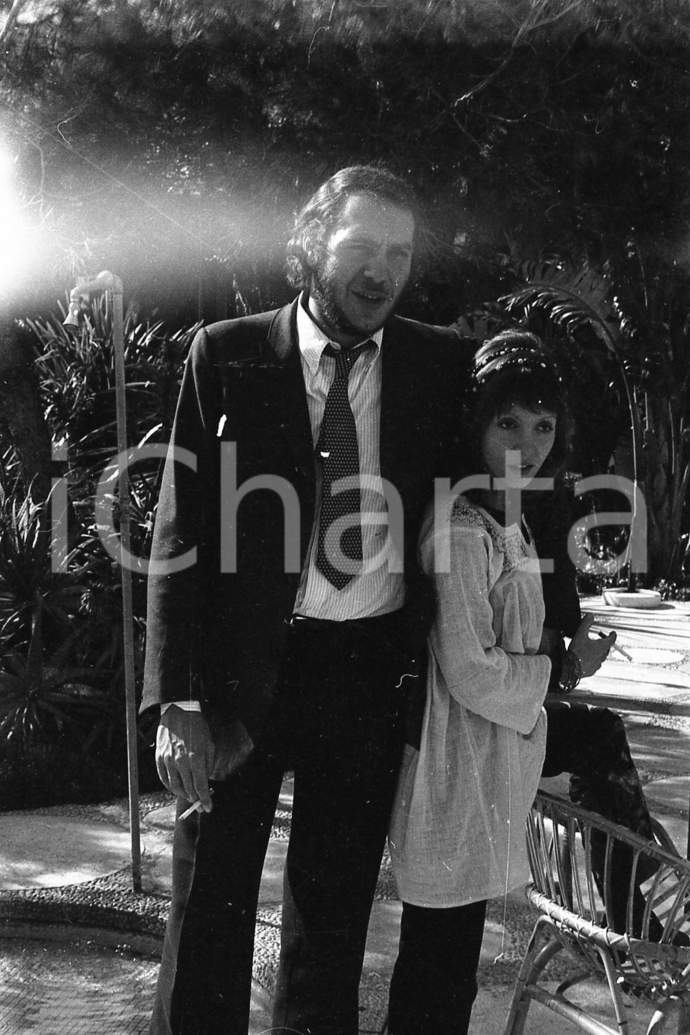 1970ca SANREMO Victor SOGLIANI con la cantante BABEL *NEGATIVO ORIGINALE Negativo originale in bianco e nero (su pellicola), in formato 35mm CONDIZIONI: FAIR (leggera sovraesposizione sul lato sinistro)E' severamente vietata la riproduzione. Tutti i diritti sono riservati. ICharta mette in vendita, sul negozio eBay e in esclusiva sul sito "icharta" il proprio archivio composto da numerose diapositive e negativi fotografici d'epoca, tutti originali e autentici, che attraversano la storia del costume italiano tra gli la fine degli anni Sessanta e Novanta.Si tratta di uno sguardo inedito sull'attualità, la politica, la vita quotidiana, il gossip e la cultura, che fotografa il cambiamento della nazione in quest'ultimo scorcio del XX secolo. Un'occasione unica per il mercato del collezionismo, che vede finalmente disponibile un archivio eccezionale per vastità, tematiche e condizioni, in un settore (il negativo fotografico e la diapositiva) di assoluta novità e dalle interessanti prospettive di investimento.  FAIR/discreto Sovraesposta  originale e autentica 1