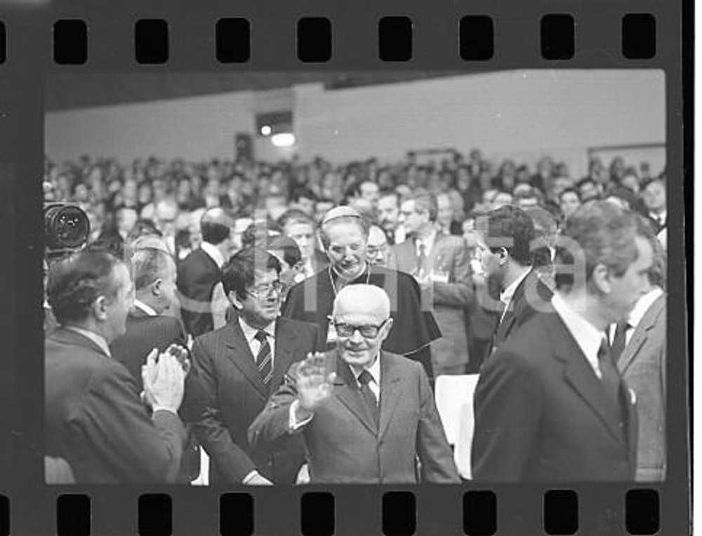 1984 CONFINDUSTRIA Sandro PERTINI arriva al convegno NEGATIVO ORIGINALE (1) Scatto realizzato  durante il convegno "Incontro sul futuro"; si riconoscono: Carlo Maria MARTINI, Vittorio MERLONI.Negativo originale in bianco e nero (su pellicola), in formato 35mm E' severamente vietata la riproduzione. Tutti i diritti sono riservati. ICharta mette in vendita, sul negozio eBay e in esclusiva sul sito "icharta" il proprio archivio composto da numerose diapositive e negativi fotografici d'epoca, tutti originali e autentici, che attraversano la storia del costume italiano tra gli la fine degli anni Sessanta e Novanta.Si tratta di uno sguardo inedito sull'attualità, la politica, la vita quotidiana, il gossip e la cultura, che fotografa il cambiamento della nazione in quest'ultimo scorcio del XX secolo. Un'occasione unica per il mercato del collezionismo, che vede finalmente disponibile un archivio eccezionale per vastità, tematiche e condizioni, in un settore (il negativo fotografico e la diapositiva) di assoluta novità e dalle interessanti prospettive di investimento.  FAIR/discreto  FORMATO: 35mm originale e autentica 1