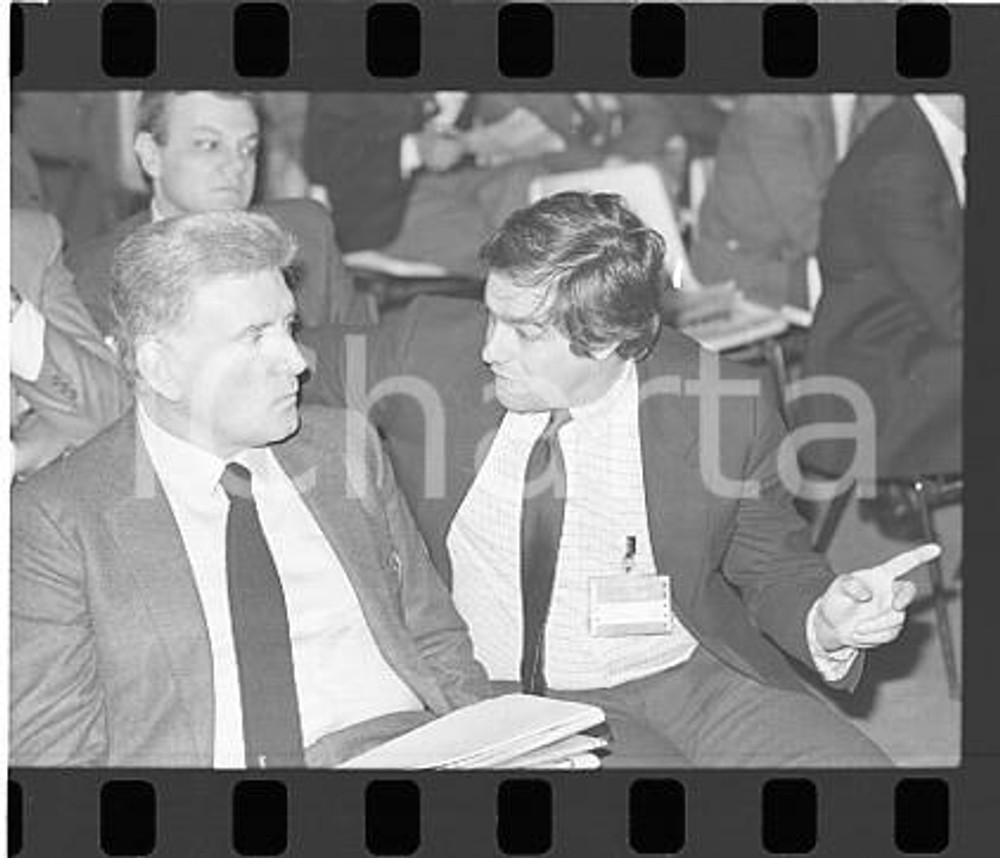 1984 CONFINDUSTRIA Sergio ZAVOLI Giovanni MINOLI *NEGATIVO ORIGINALE Scatto realizzato  in platea durante il convegno "Incontro sul futuro".Negativo originale in bianco e nero (su pellicola), in formato 35mm E' severamente vietata la riproduzione. Tutti i diritti sono riservati. ICharta mette in vendita, sul negozio eBay e in esclusiva sul sito "icharta" il proprio archivio composto da numerose diapositive e negativi fotografici d'epoca, tutti originali e autentici, che attraversano la storia del costume italiano tra gli la fine degli anni Sessanta e Novanta.Si tratta di uno sguardo inedito sull'attualità, la politica, la vita quotidiana, il gossip e la cultura, che fotografa il cambiamento della nazione in quest'ultimo scorcio del XX secolo. Un'occasione unica per il mercato del collezionismo, che vede finalmente disponibile un archivio eccezionale per vastità, tematiche e condizioni, in un settore (il negativo fotografico e la diapositiva) di assoluta novità e dalle interessanti prospettive di investimento.  FAIR/discreto  FORMATO: 35mm originale e autentica 1