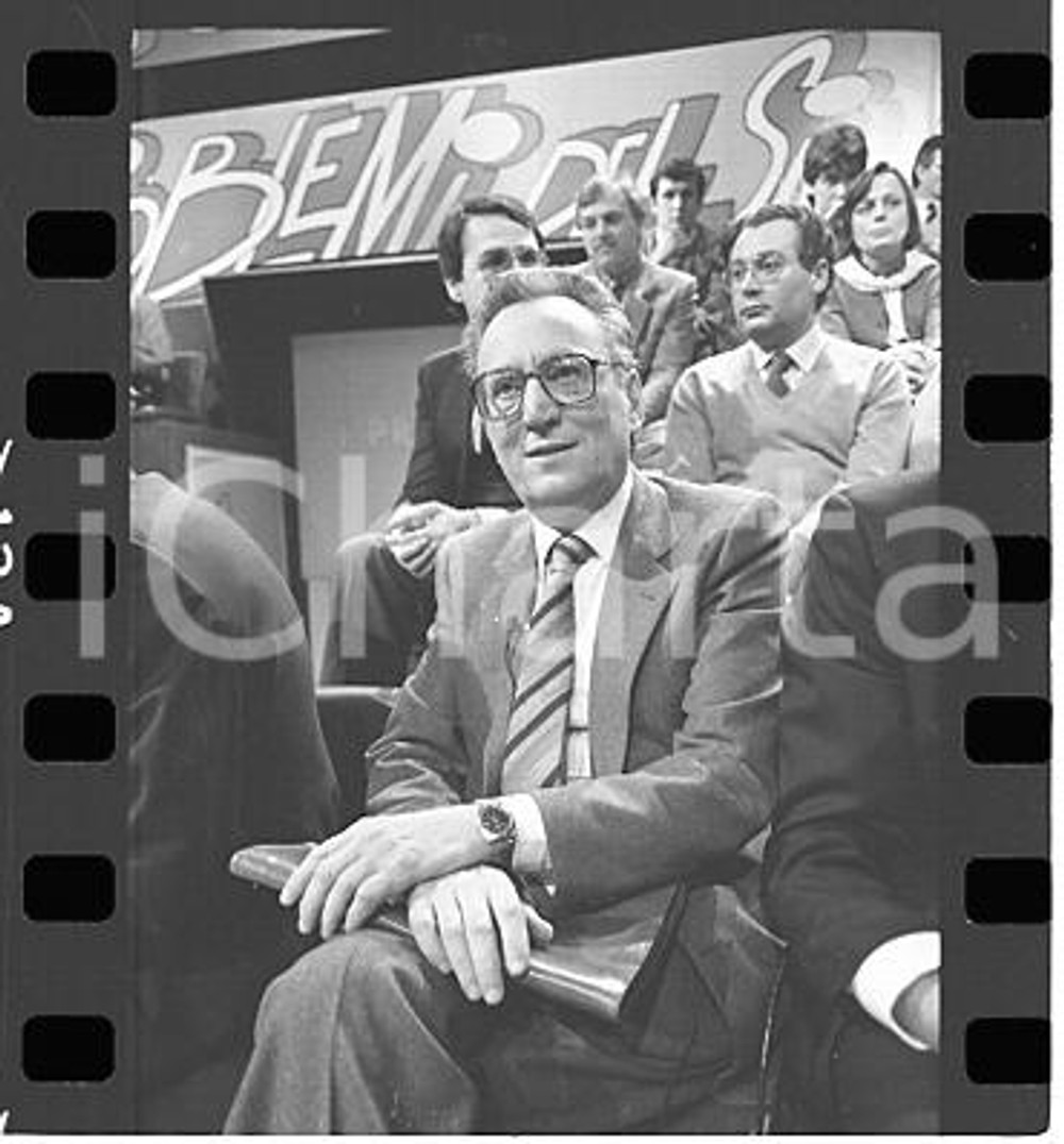1985 TV Luisa RIVELLI intervista Ernesto UGOLINI *NEGATIVO ORIGINALE Scatto realizzato durante la trasmissione televisiva "I problemi del signor Rossi".Negativo originale in bianco e nero (su pellicola), in formato 35mm E' severamente vietata la riproduzione. Tutti i diritti sono riservati. ICharta mette in vendita, sul negozio eBay e in esclusiva sul sito "icharta" il proprio archivio composto da numerose diapositive e negativi fotografici d'epoca, tutti originali e autentici, che attraversano la storia del costume italiano tra gli la fine degli anni Sessanta e Novanta.Si tratta di uno sguardo inedito sull'attualità, la politica, la vita quotidiana, il gossip e la cultura, che fotografa il cambiamento della nazione in quest'ultimo scorcio del XX secolo. Un'occasione unica per il mercato del collezionismo, che vede finalmente disponibile un archivio eccezionale per vastità, tematiche e condizioni, in un settore (il negativo fotografico e la diapositiva) di assoluta novità e dalle interessanti prospettive di investimento.  FAIR/discreto  FORMATO: 35mm originale e autentica 1