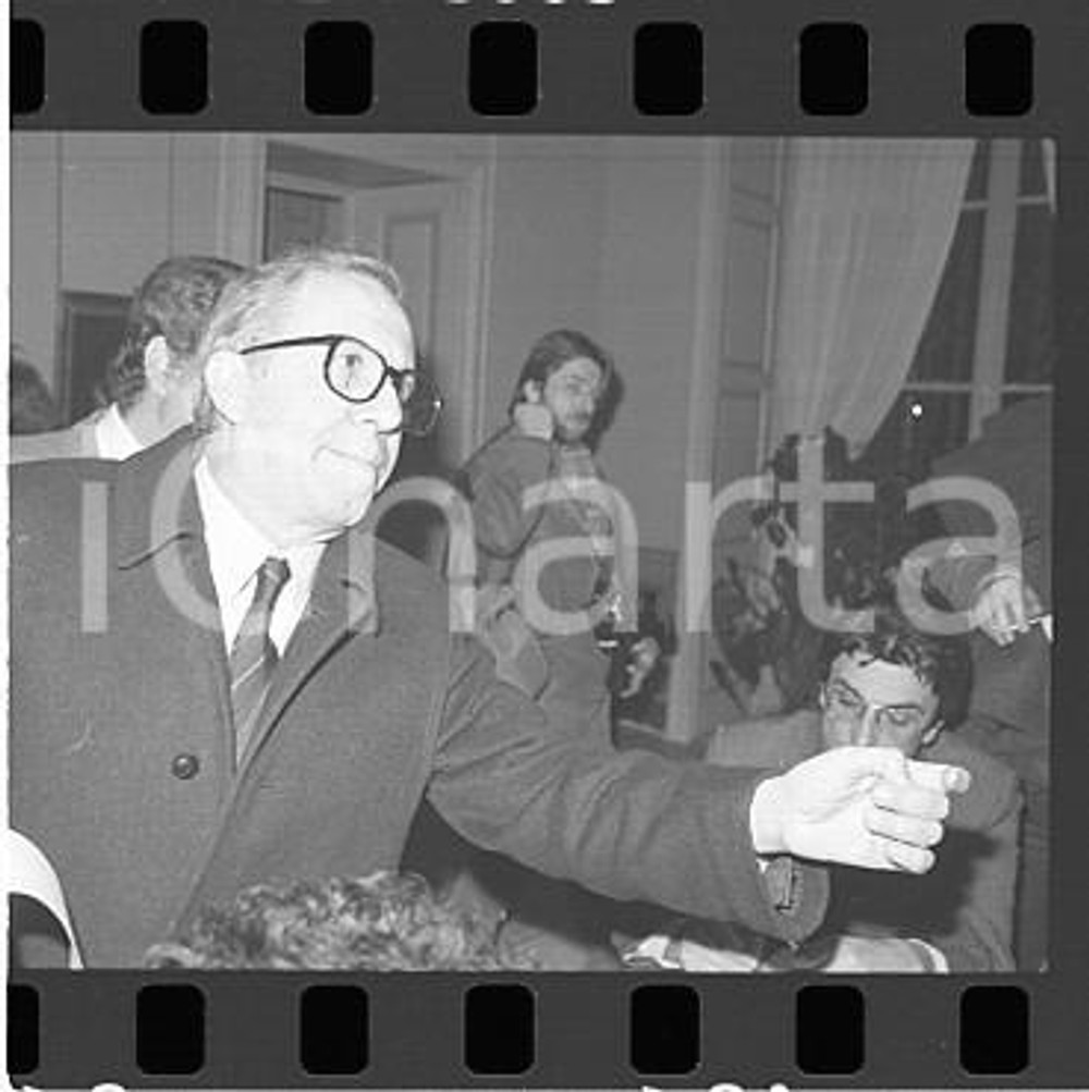 1984 MONZA Antonio GHIRELLI *NEGATIVO ORIGINALE Scatto realizzato a Palazzo Reale durante l'incontro Craxi-Mitterand.Negativo originale in bianco e nero (su pellicola), in formato 35mm E' severamente vietata la riproduzione. Tutti i diritti sono riservati. ICharta mette in vendita, sul negozio eBay e in esclusiva sul sito "icharta" il proprio archivio composto da numerose diapositive e negativi fotografici d'epoca, tutti originali e autentici, che attraversano la storia del costume italiano tra gli la fine degli anni Sessanta e Novanta.Si tratta di uno sguardo inedito sull'attualità, la politica, la vita quotidiana, il gossip e la cultura, che fotografa il cambiamento della nazione in quest'ultimo scorcio del XX secolo. Un'occasione unica per il mercato del collezionismo, che vede finalmente disponibile un archivio eccezionale per vastità, tematiche e condizioni, in un settore (il negativo fotografico e la diapositiva) di assoluta novità e dalle interessanti prospettive di investimento.  FAIR/discreto  FORMATO: 35mm originale e autentica 1