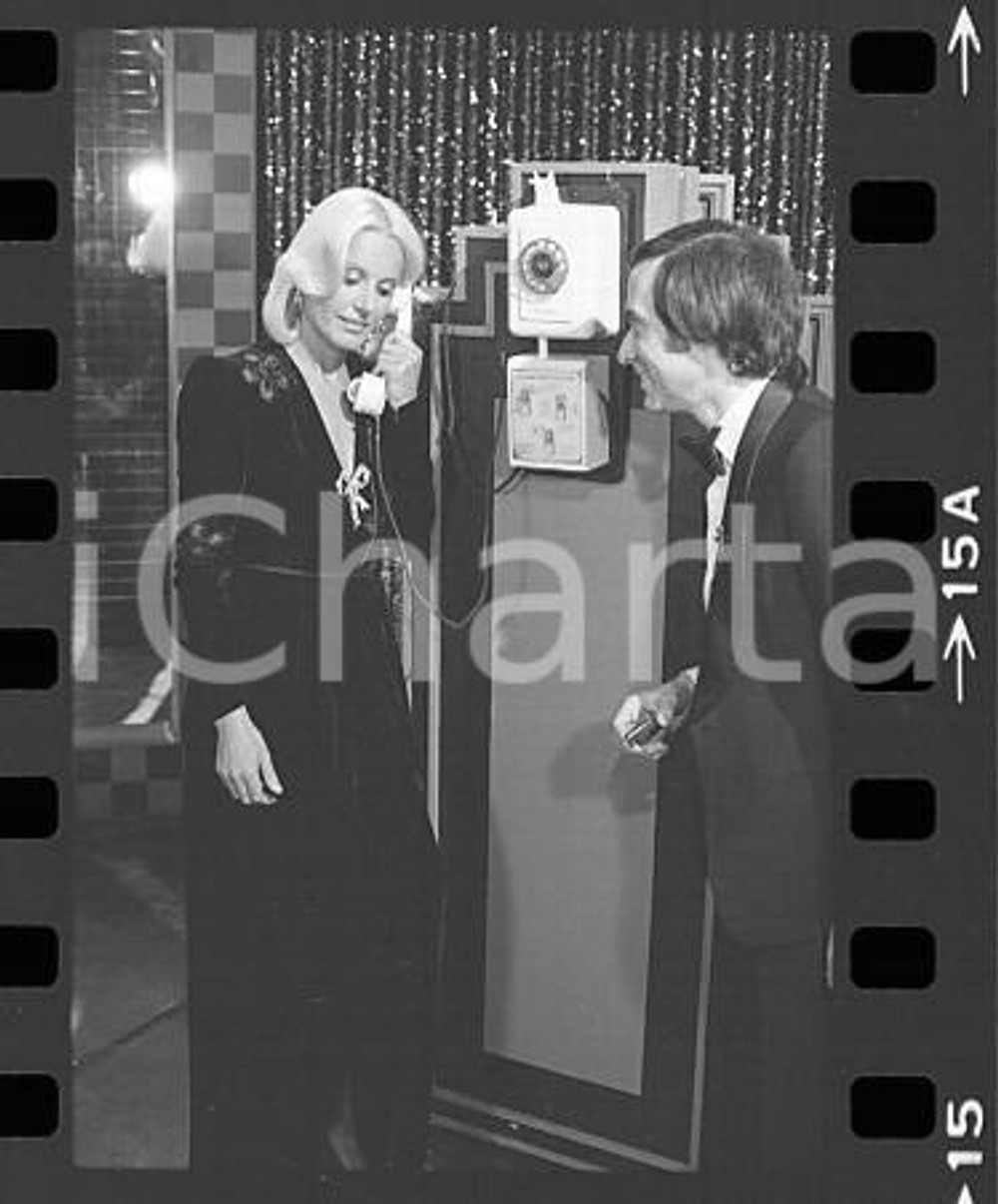 1984 TV IL CAPPELLO SULLE VENTITRE' Gabriella FARINON *NEGATIVO ORIGINALE 6 Nello scatto compare anche il conduttore Paolo MOSCA.Negativo originale in bianco e nero (su pellicola), in formato 35mm E' severamente vietata la riproduzione. Tutti i diritti sono riservati. ICharta mette in vendita, sul negozio eBay e in esclusiva sul sito "icharta" il proprio archivio composto da numerose diapositive e negativi fotografici d'epoca, tutti originali e autentici, che attraversano la storia del costume italiano tra gli la fine degli anni Sessanta e Novanta.Si tratta di uno sguardo inedito sull'attualità, la politica, la vita quotidiana, il gossip e la cultura, che fotografa il cambiamento della nazione in quest'ultimo scorcio del XX secolo. Un'occasione unica per il mercato del collezionismo, che vede finalmente disponibile un archivio eccezionale per vastità, tematiche e condizioni, in un settore (il negativo fotografico e la diapositiva) di assoluta novità e dalle interessanti prospettive di investimento.     originale e autentica 1