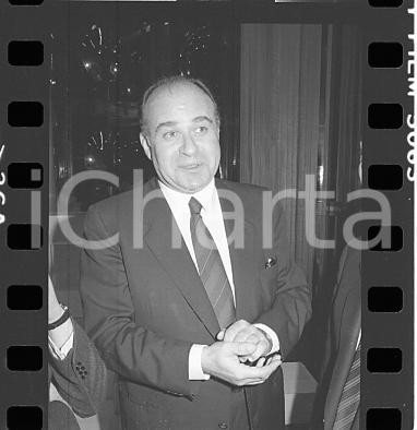 1984 RAI TEST Valerio ZANONE nel backstage *NEGATIVO ORIGINALE Negativo originale in bianco e nero (su pellicola), in formato 35mm E' severamente vietata la riproduzione. Tutti i diritti sono riservati. ICharta mette in vendita, sul negozio eBay e in esclusiva sul sito "icharta" il proprio archivio composto da numerose diapositive e negativi fotografici d'epoca, tutti originali e autentici, che attraversano la storia del costume italiano tra gli la fine degli anni Sessanta e Novanta.Si tratta di uno sguardo inedito sull'attualità, la politica, la vita quotidiana, il gossip e la cultura, che fotografa il cambiamento della nazione in quest'ultimo scorcio del XX secolo. Un'occasione unica per il mercato del collezionismo, che vede finalmente disponibile un archivio eccezionale per vastità, tematiche e condizioni, in un settore (il negativo fotografico e la diapositiva) di assoluta novità e dalle interessanti prospettive di investimento.  FAIR/discreto  FORMATO: 35mm originale e autentica 1