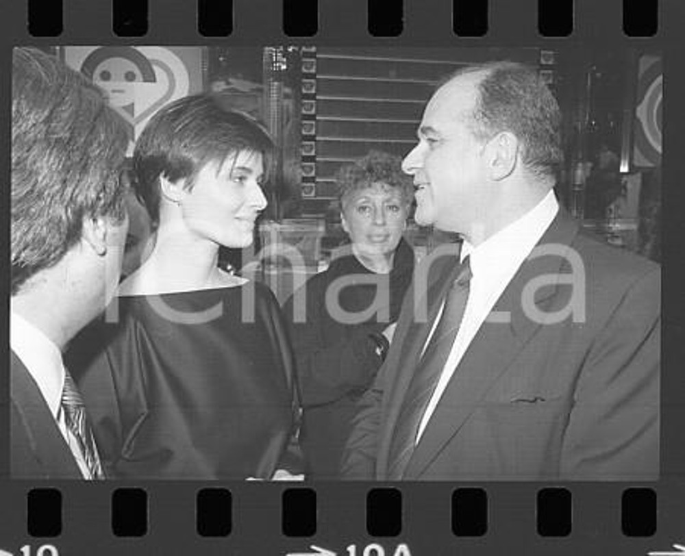 1984 RAI TEST Valerio ZANONE Isabella ROSSELLINI *NEGATIVO ORIGINALE Negativo originale in bianco e nero (su pellicola), in formato 35mm E' severamente vietata la riproduzione. Tutti i diritti sono riservati. ICharta mette in vendita, sul negozio eBay e in esclusiva sul sito "icharta" il proprio archivio composto da numerose diapositive e negativi fotografici d'epoca, tutti originali e autentici, che attraversano la storia del costume italiano tra gli la fine degli anni Sessanta e Novanta.Si tratta di uno sguardo inedito sull'attualità, la politica, la vita quotidiana, il gossip e la cultura, che fotografa il cambiamento della nazione in quest'ultimo scorcio del XX secolo. Un'occasione unica per il mercato del collezionismo, che vede finalmente disponibile un archivio eccezionale per vastità, tematiche e condizioni, in un settore (il negativo fotografico e la diapositiva) di assoluta novità e dalle interessanti prospettive di investimento.  FAIR/discreto  FORMATO: 35mm originale e autentica 1