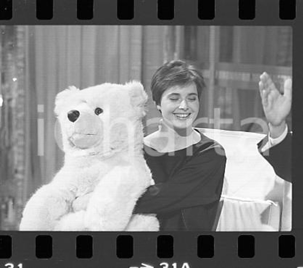 1984 RAI TEST Isabella ROSSELLINI con peluche NEGATIVO ORIGINALE (2) Negativo originale in bianco e nero (su pellicola), in formato 35mm E' severamente vietata la riproduzione. Tutti i diritti sono riservati. ICharta mette in vendita, sul negozio eBay e in esclusiva sul sito "icharta" il proprio archivio composto da numerose diapositive e negativi fotografici d'epoca, tutti originali e autentici, che attraversano la storia del costume italiano tra gli la fine degli anni Sessanta e Novanta.Si tratta di uno sguardo inedito sull'attualità, la politica, la vita quotidiana, il gossip e la cultura, che fotografa il cambiamento della nazione in quest'ultimo scorcio del XX secolo. Un'occasione unica per il mercato del collezionismo, che vede finalmente disponibile un archivio eccezionale per vastità, tematiche e condizioni, in un settore (il negativo fotografico e la diapositiva) di assoluta novità e dalle interessanti prospettive di investimento.  FAIR/discreto  FORMATO: 35mm originale e autentica 1