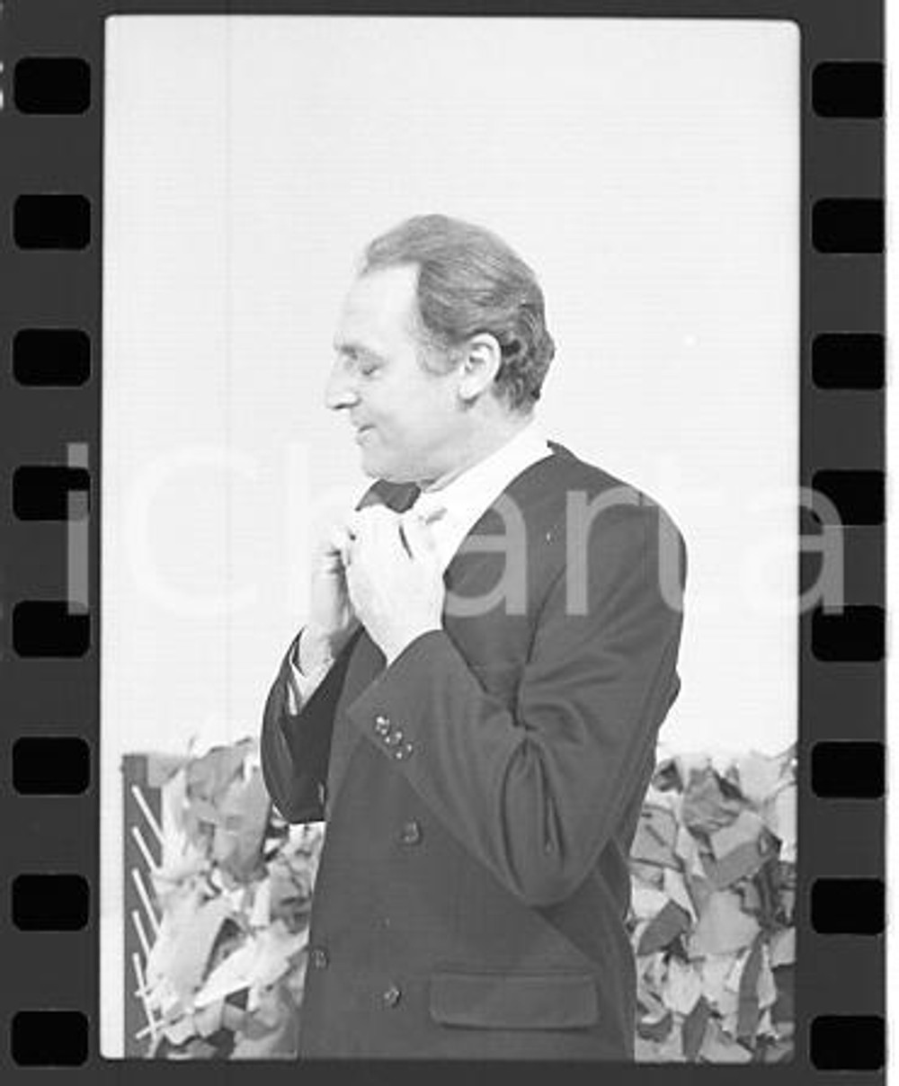 1984 MISTER FANTASY Renzo ARBORE ospite trasmissione *NEGATIVO ORIGINALE  (1) Negativo originale in bianco e nero (su pellicola), in formato 35mmE' severamente vietata la riproduzione. Tutti i diritti sono riservati. ICharta mette in vendita, sul negozio eBay e in esclusiva sul sito "icharta" il proprio archivio composto da numerose diapositive e negativi fotografici d'epoca, tutti originali e autentici, che attraversano la storia del costume italiano tra gli la fine degli anni Sessanta e Novanta.Si tratta di uno sguardo inedito sull'attualità, la politica, la vita quotidiana, il gossip e la cultura, che fotografa il cambiamento della nazione in quest'ultimo scorcio del XX secolo. Un'occasione unica per il mercato del collezionismo, che vede finalmente disponibile un archivio eccezionale per vastità, tematiche e condizioni, in un settore (il negativo fotografico e la diapositiva) di assoluta novità e dalle interessanti prospettive di investimento.  FAIR/discreto  FORMATO: 35mm originale e autentica 1