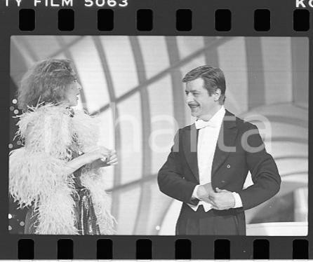 1984 TV QUIZ Loretta GOGGI Giancarlo GIANNINI *NEGATIVO ORIGINALE (5) Negativo originale in bianco e nero (su pellicola), in formato 35mm E' severamente vietata la riproduzione. Tutti i diritti sono riservati. ICharta mette in vendita, sul negozio eBay e in esclusiva sul sito "icharta" il proprio archivio composto da numerose diapositive e negativi fotografici d'epoca, tutti originali e autentici, che attraversano la storia del costume italiano tra gli la fine degli anni Sessanta e Novanta.Si tratta di uno sguardo inedito sull'attualità, la politica, la vita quotidiana, il gossip e la cultura, che fotografa il cambiamento della nazione in quest'ultimo scorcio del XX secolo. Un'occasione unica per il mercato del collezionismo, che vede finalmente disponibile un archivio eccezionale per vastità, tematiche e condizioni, in un settore (il negativo fotografico e la diapositiva) di assoluta novità e dalle interessanti prospettive di investimento.     originale e autentica 1