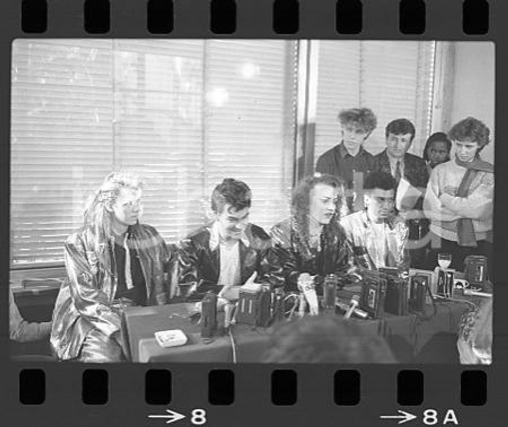 1984 FESTIVAL SANREMO CULTURE CLUB in conferenza stampa *NEGATIVO ORIGINALE Negativo originale in bianco e nero (su pellicola), in formato 35mm E' vietata la riproduzione. Tutti i diritti sono riservati. ICharta mette in vendita, sul negozio eBay e in esclusiva sul sito "icharta" il proprio archivio composto da numerose diapositive e negativi fotografici d'epoca, tutti originali e autentici, che attraversano la storia del costume italiano tra gli la fine degli anni Sessanta e Novanta.Si tratta di uno sguardo inedito sull'attualità, la politica, la vita quotidiana, il gossip e la cultura, che fotografa il cambiamento della nazione in quest'ultimo scorcio del XX secolo. Un'occasione unica per il mercato del collezionismo, che vede finalmente disponibile un archivio eccezionale per vastità, tematiche e condizioni, in un settore (il negativo fotografico e la diapositiva) di assoluta novità e dalle interessanti prospettive di investimento.  FAIR/discreto  FORMATO: 35mm originale e autentica 1