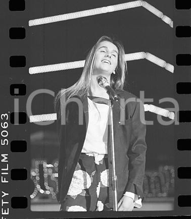 1984 FESTIVAL SANREMO Giorgia FIORIO in Se ti spogli NEGATIVO ORIGINALE (4) Negativo originale in bianco e nero (su pellicola), in formato 35mmE' severamente vietata la riproduzione. Tutti i diritti sono riservati. ICharta mette in vendita, sul negozio eBay e in esclusiva sul sito "icharta" il proprio archivio composto da numerose diapositive e negativi fotografici d'epoca, tutti originali e autentici, che attraversano la storia del costume italiano tra gli la fine degli anni Sessanta e Novanta.Si tratta di uno sguardo inedito sull'attualità, la politica, la vita quotidiana, il gossip e la cultura, che fotografa il cambiamento della nazione in quest'ultimo scorcio del XX secolo. Un'occasione unica per il mercato del collezionismo, che vede finalmente disponibile un archivio eccezionale per vastità, tematiche e condizioni, in un settore (il negativo fotografico e la diapositiva) di assoluta novità e dalle interessanti prospettive di investimento.  FAIR/discreto  FORMATO: 35mm originale e autentica 1