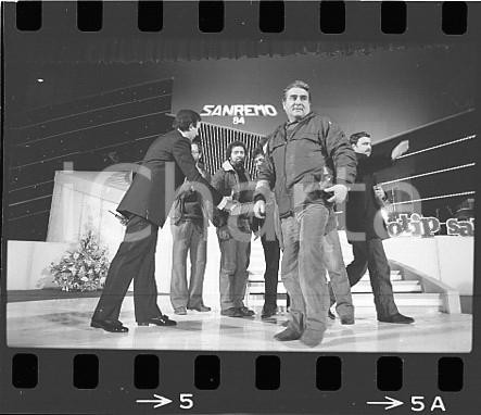 1984 FESTIVAL SANREMO Pippo BAUDO Operai Italsider sul palco NEGATIVO ORIGINALE3 Negativo originale in bianco e nero (su pellicola), in formato 35mmE' severamente vietata la riproduzione. Tutti i diritti sono riservati. ICharta mette in vendita, sul negozio eBay e in esclusiva sul sito "icharta" il proprio archivio composto da numerose diapositive e negativi fotografici d'epoca, tutti originali e autentici, che attraversano la storia del costume italiano tra gli la fine degli anni Sessanta e Novanta.Si tratta di uno sguardo inedito sull'attualità, la politica, la vita quotidiana, il gossip e la cultura, che fotografa il cambiamento della nazione in quest'ultimo scorcio del XX secolo. Un'occasione unica per il mercato del collezionismo, che vede finalmente disponibile un archivio eccezionale per vastità, tematiche e condizioni, in un settore (il negativo fotografico e la diapositiva) di assoluta novità e dalle interessanti prospettive di investimento.  FAIR/discreto  FORMATO: 35mm originale e autentica 1