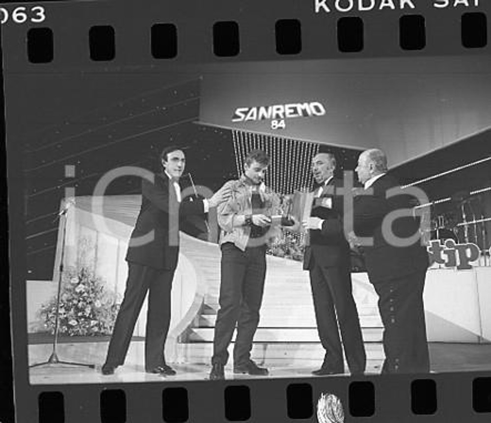 1984 FESTIVAL SANREMO Eros RAMAZZOTTI a premiazione NEGATIVO ORIGINALE (1) Negativo originale in bianco e nero (su pellicola), in formato 35mm E' severamente vietata la riproduzione. Tutti i diritti sono riservati. ICharta mette in vendita, sul negozio eBay e in esclusiva sul sito "icharta" il proprio archivio composto da numerose diapositive e negativi fotografici d'epoca, tutti originali e autentici, che attraversano la storia del costume italiano tra gli la fine degli anni Sessanta e Novanta.Si tratta di uno sguardo inedito sull'attualità, la politica, la vita quotidiana, il gossip e la cultura, che fotografa il cambiamento della nazione in quest'ultimo scorcio del XX secolo. Un'occasione unica per il mercato del collezionismo, che vede finalmente disponibile un archivio eccezionale per vastità, tematiche e condizioni, in un settore (il negativo fotografico e la diapositiva) di assoluta novità e dalle interessanti prospettive di investimento.  FAIR/discreto  FORMATO: 35mm originale e autentica 1