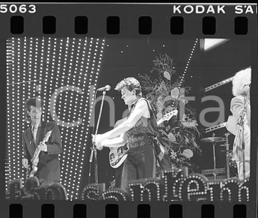 1984 FESTIVAL SANREMO Paul YOUNG ospite della serata NEGATIVO ORIGINALE Negativo originale in bianco e nero (su pellicola), in formato 35mm E' severamente vietata la riproduzione. Tutti i diritti sono riservati. ICharta mette in vendita, sul negozio eBay e in esclusiva sul sito "icharta" il proprio archivio composto da numerose diapositive e negativi fotografici d'epoca, tutti originali e autentici, che attraversano la storia del costume italiano tra gli la fine degli anni Sessanta e Novanta.Si tratta di uno sguardo inedito sull'attualità, la politica, la vita quotidiana, il gossip e la cultura, che fotografa il cambiamento della nazione in quest'ultimo scorcio del XX secolo. Un'occasione unica per il mercato del collezionismo, che vede finalmente disponibile un archivio eccezionale per vastità, tematiche e condizioni, in un settore (il negativo fotografico e la diapositiva) di assoluta novità e dalle interessanti prospettive di investimento.  FAIR/discreto  FORMATO: 35mm originale e autentica 1