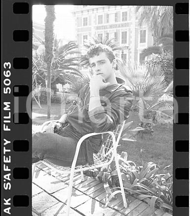 1984 SANREMO Eros RAMAZZOTTI Relax prima della serata NEGATIVO ORIGINALE 1 Negativo originale in bianco e nero (su pellicola), in formato 35mm E' severamente vietata la riproduzione. Tutti i diritti sono riservati. ICharta mette in vendita, sul negozio eBay e in esclusiva sul sito "icharta" il proprio archivio composto da numerose diapositive e negativi fotografici d'epoca, tutti originali e autentici, che attraversano la storia del costume italiano tra gli la fine degli anni Sessanta e Novanta.Si tratta di uno sguardo inedito sull'attualità, la politica, la vita quotidiana, il gossip e la cultura, che fotografa il cambiamento della nazione in quest'ultimo scorcio del XX secolo. Un'occasione unica per il mercato del collezionismo, che vede finalmente disponibile un archivio eccezionale per vastità, tematiche e condizioni, in un settore (il negativo fotografico e la diapositiva) di assoluta novità e dalle interessanti prospettive di investimento.  FAIR/discreto  FORMATO: 35mm originale e autentica 1