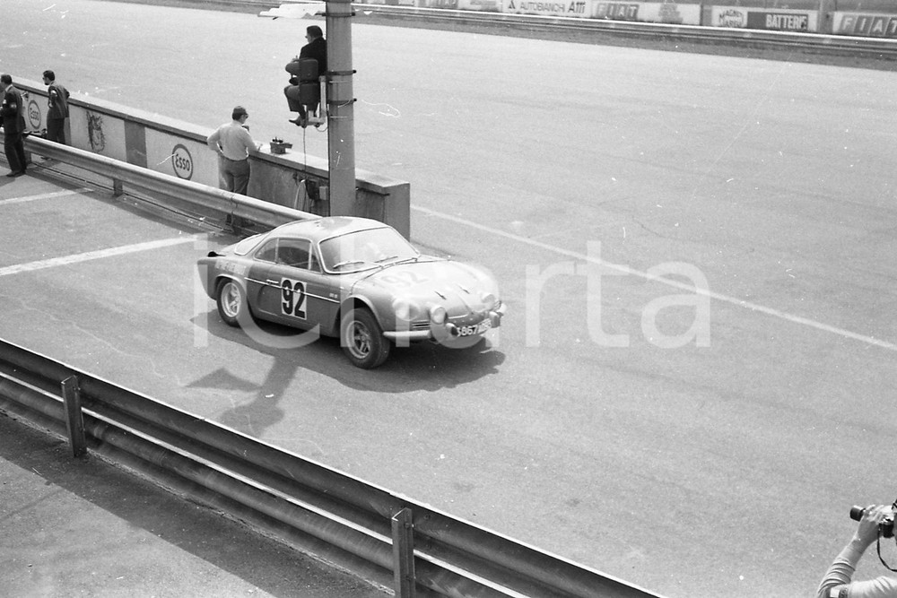 1970 MONZA 1000 Km ALPINE A 110 in pista NEGATIVO ORIGINALE  Negativo originale in bianco e nero, in formato 35mm  E' SEVERAMENTE VIETATA LA RIPRODUZIONE.TUTTI I DIRITTI SONO RISERVATI.ICharta mette in vendita, sul negozio eBay e in esclusiva sul sito "icharta" il proprio archivio composto da numerose diapositive e negativi fotografici d'epoca, tutti originali e autentici, che attraversano la storia del costume italiano tra gli la fine degli anni Sessanta e Novanta.Si tratta di uno sguardo inedito sull'attualità, la politica, la vita quotidiana, il gossip e la cultura, che fotografa il cambiamento della nazione in quest'ultimo scorcio del XX secolo. Un'occasione unica per il mercato del collezionismo, che vede finalmente disponibile un archivio eccezionale per vastità, tematiche e condizioni, in un settore (il negativo fotografico e la diapositiva) di assoluta novità e dalle interessanti prospettive di investimento.  FAIR/discreto  FORMATO: 35mm originale e autentica 1