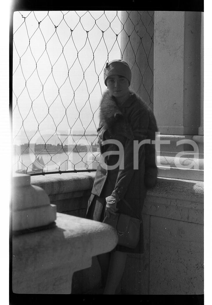Fotografia d epoca originale 1928 VENEZIA Giovane donna ritratta a Palazzo Ducale NEGATIVO ORIGINALE 1