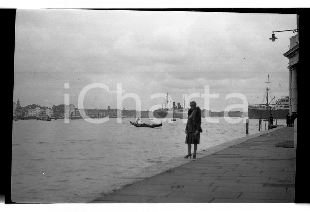Fotografia d epoca originale 1928 VENEZIA Ritratto di donna a Riva degli Schiavoni NEGATIVO ORIGINALE 1
