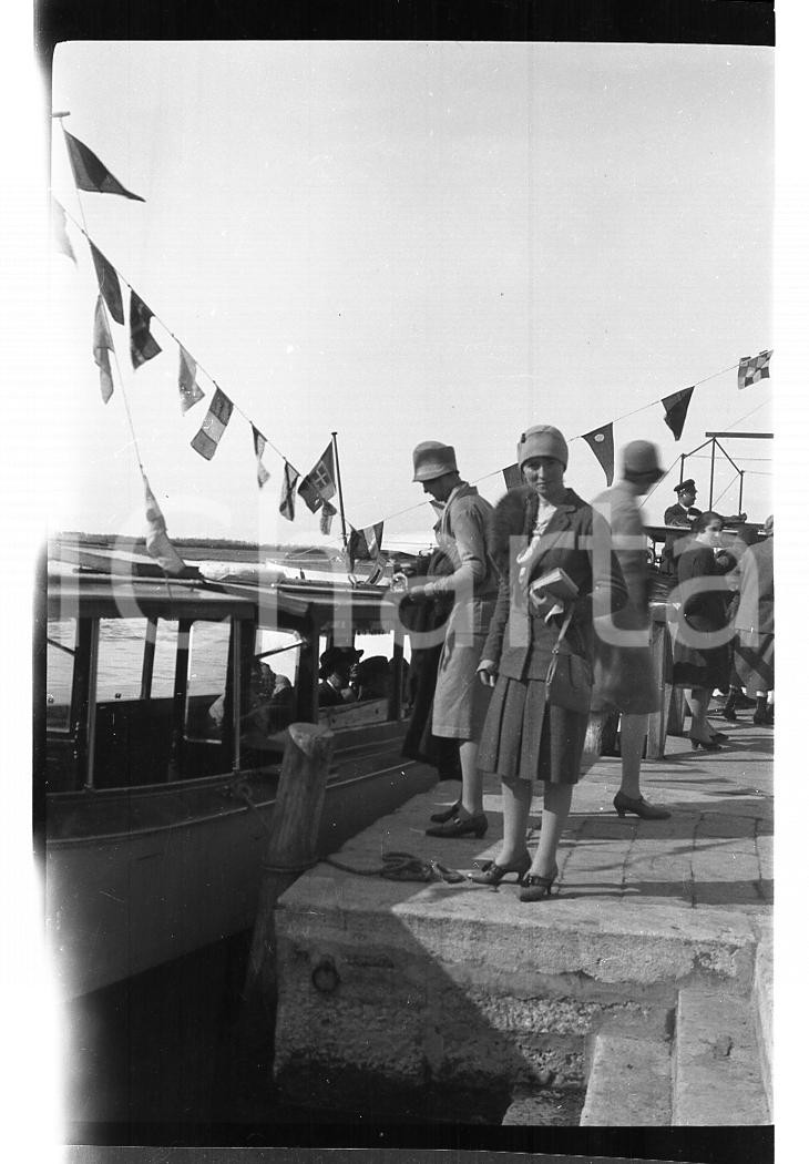 Fotografia d epoca originale 1928 VENEZIA Ritratto all imbarco sul vaporetto NEGATIVO ORIGINALE 1