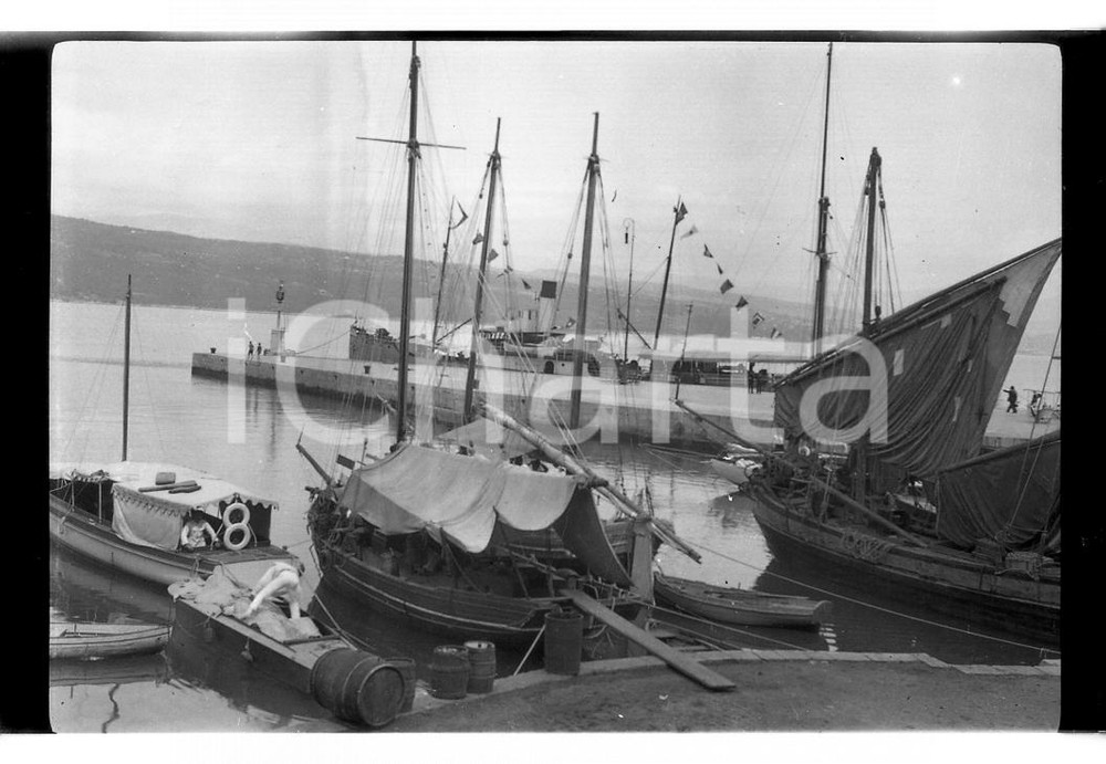 Fotografia d epoca originale 1924 PULA POLA? Barconi a vela e piroscafo nel porto NEGATIVO ORIGINALE 1