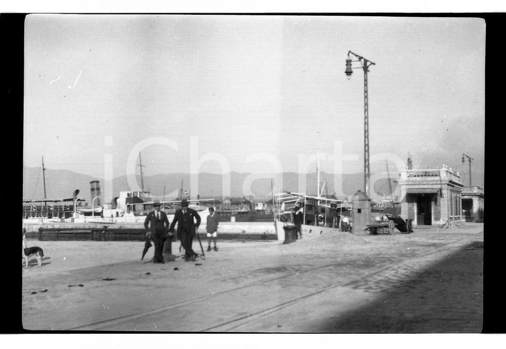 Fotografia d epoca originale 1924 PULA POLA ? Due amici con ombrello al porto NEGATIVO ORIGINALE 1