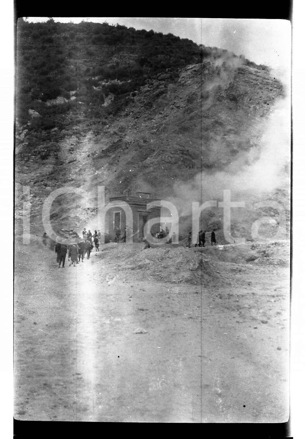 1927 POZZUOLI (NA) Solfatara NEGATIVO ORIGINALE Negativo originale in bianco e nero, in formato cm 6 x 9  E' SEVERAMENTE VIETATA LA RIPRODUZIONE.TUTTI I DIRITTI SONO RISERVATI.ICharta mette in vendita, sul negozio eBay e in esclusiva sul sito "icharta" il proprio archivio composto da numerose diapositive e negativi fotografici d'epoca, tutti originali e autentici, che attraversano la storia del costume italiano tra gli la fine degli anni Sessanta e Novanta.Si tratta di uno sguardo inedito sull'attualità, la politica, la vita quotidiana, il gossip e la cultura, che fotografa il cambiamento della nazione in quest'ultimo scorcio del XX secolo. Un'occasione unica per il mercato del collezionismo, che vede finalmente disponibile un archivio eccezionale per vastità, tematiche e condizioni, in un settore (il negativo fotografico e la diapositiva) di assoluta novità e dalle interessanti prospettive di investimento.  FAIR/discreto Difetti allo scatto come da scansione  originale e autentica 1