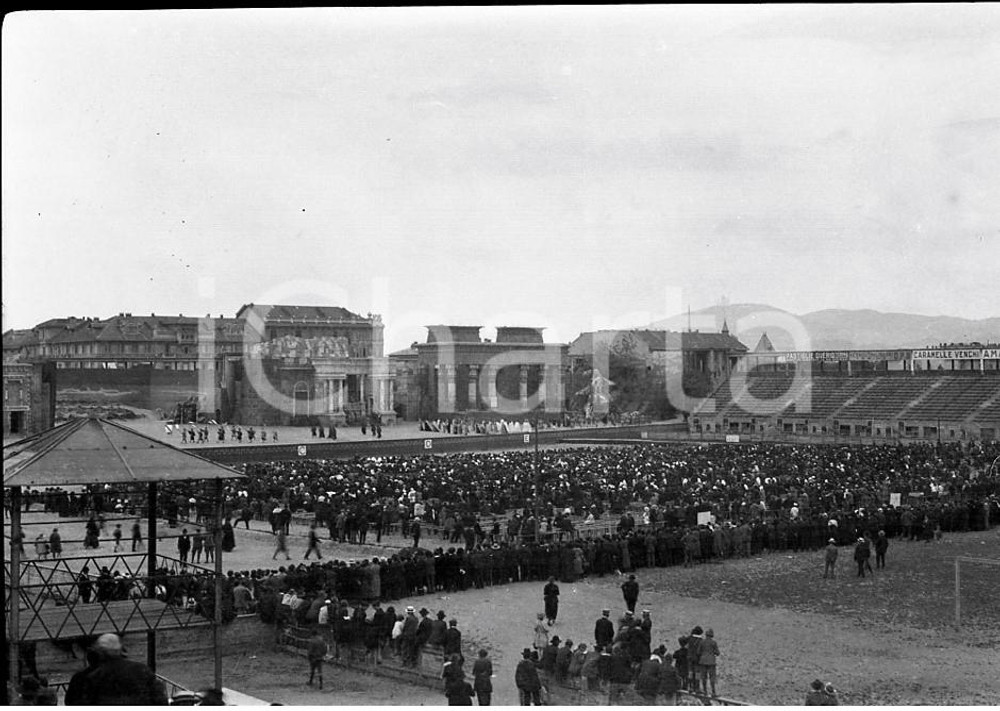 1923 TORINO La Passione di Cristo allo Stadium NEGATIVO ORIGINALE RARO Negativo originale in bianco e nero, su pellicola, in formato cm 6 x 9  E' SEVERAMENTE VIETATA LA RIPRODUZIONE.TUTTI I DIRITTI SONO RISERVATI.ICharta mette in vendita, sul negozio eBay e in esclusiva sul sito "icharta" il proprio archivio composto da numerose diapositive e negativi fotografici d'epoca, tutti originali e autentici, che attraversano la storia del costume italiano tra gli la fine degli anni Sessanta e Novanta.Si tratta di uno sguardo inedito sull'attualità, la politica, la vita quotidiana, il gossip e la cultura, che fotografa il cambiamento della nazione in quest'ultimo scorcio del XX secolo. Un'occasione unica per il mercato del collezionismo, che vede finalmente disponibile un archivio eccezionale per vastità, tematiche e condizioni, in un settore (il negativo fotografico e la diapositiva) di assoluta novità e dalle interessanti prospettive di investimento.  FAIR/discreto   originale e autentica 1