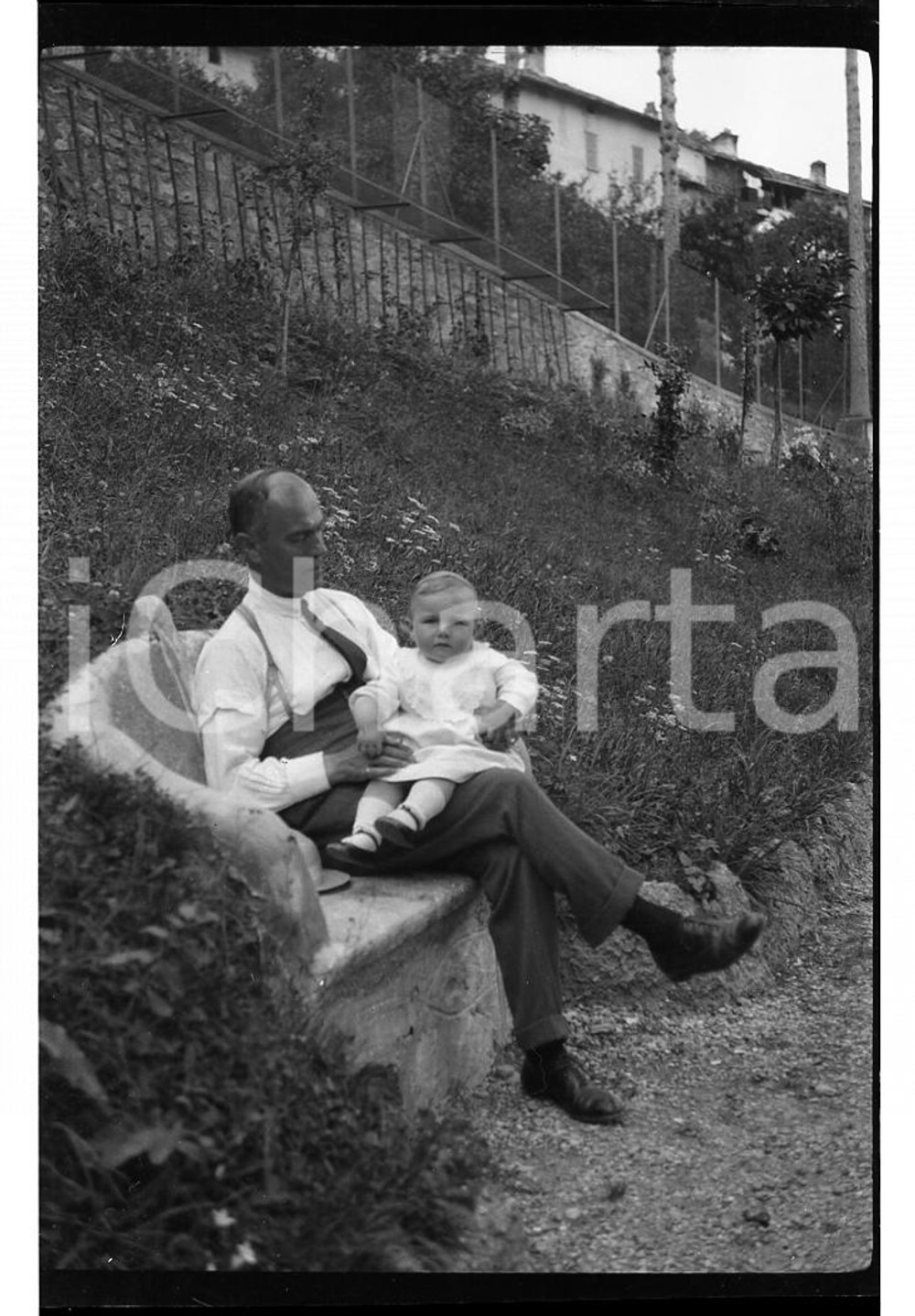 1927 CASASCO (AL) Ritratto di "Piero con Carmen" NEGATIVO ORIGINALE Negativo originale in bianco e nero, su pellicola, in formato cm 6 x 9  E' SEVERAMENTE VIETATA LA RIPRODUZIONE.TUTTI I DIRITTI SONO RISERVATI.ICharta mette in vendita, sul negozio eBay e in esclusiva sul sito "icharta" il proprio archivio composto da numerose diapositive e negativi fotografici d'epoca, tutti originali e autentici, che attraversano la storia del costume italiano tra gli la fine degli anni Sessanta e Novanta.Si tratta di uno sguardo inedito sull'attualità, la politica, la vita quotidiana, il gossip e la cultura, che fotografa il cambiamento della nazione in quest'ultimo scorcio del XX secolo. Un'occasione unica per il mercato del collezionismo, che vede finalmente disponibile un archivio eccezionale per vastità, tematiche e condizioni, in un settore (il negativo fotografico e la diapositiva) di assoluta novità e dalle interessanti prospettive di investimento.  FAIR/discreto   originale e autentica 1