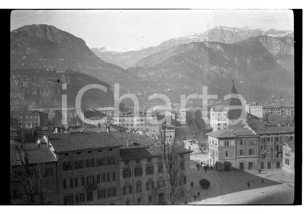 1925 TRENTO Veduta di piazza Raffaello Sanzio NEGATIVO ORIGINALE Negativo originale in bianco e nero,  su pellicola, in formato cm 6 x 9 E' SEVERAMENTE VIETATA LA RIPRODUZIONE.TUTTI I DIRITTI SONO RISERVATI.ICharta mette in vendita, sul negozio eBay e in esclusiva sul sito "icharta" il proprio archivio composto da numerose diapositive e negativi fotografici d'epoca, tutti originali e autentici, che attraversano la storia del costume italiano tra gli la fine degli anni Sessanta e Novanta.Si tratta di uno sguardo inedito sull'attualità, la politica, la vita quotidiana, il gossip e la cultura, che fotografa il cambiamento della nazione in quest'ultimo scorcio del XX secolo. Un'occasione unica per il mercato del collezionismo, che vede finalmente disponibile un archivio eccezionale per vastità, tematiche e condizioni, in un settore (il negativo fotografico e la diapositiva) di assoluta novità e dalle interessanti prospettive di investimento.     originale e autentica 1