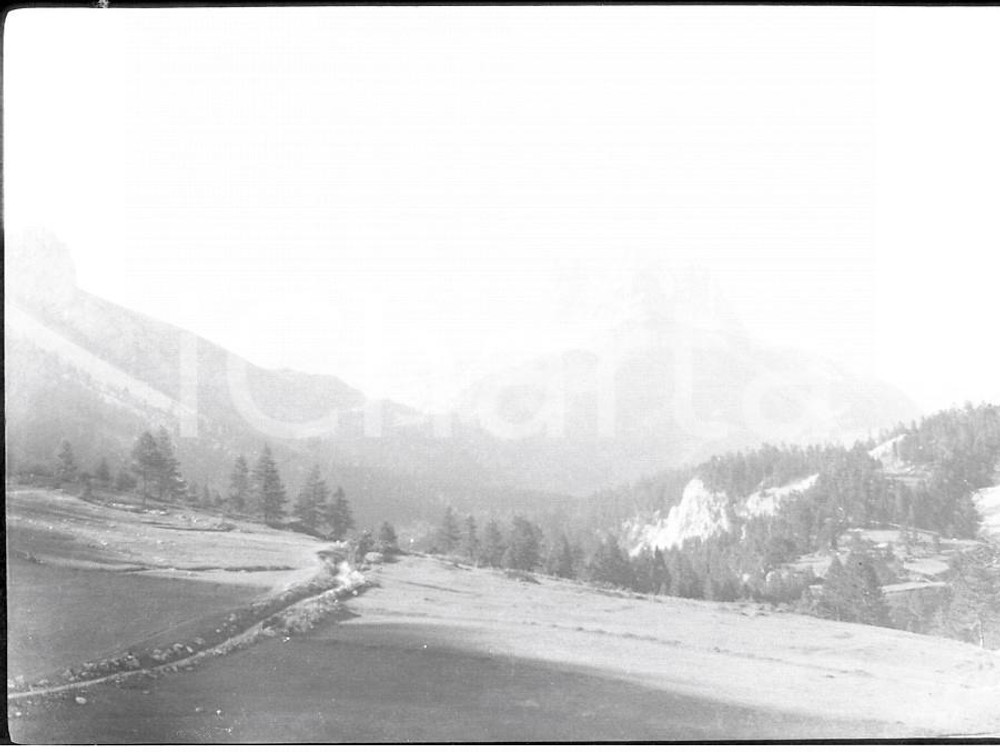 1926 BARDONECCHIA (TO) Strada per la Valle Stretta NEGATIVO ORIGINALE Negativo originale in bianco e nero, su pellicola, in formato cm 6 x 9  E' SEVERAMENTE VIETATA LA RIPRODUZIONE.TUTTI I DIRITTI SONO RISERVATI.ICharta mette in vendita, sul negozio eBay e in esclusiva sul sito "icharta" il proprio archivio composto da numerose diapositive e negativi fotografici d'epoca, tutti originali e autentici, che attraversano la storia del costume italiano tra gli la fine degli anni Sessanta e Novanta.Si tratta di uno sguardo inedito sull'attualità, la politica, la vita quotidiana, il gossip e la cultura, che fotografa il cambiamento della nazione in quest'ultimo scorcio del XX secolo. Un'occasione unica per il mercato del collezionismo, che vede finalmente disponibile un archivio eccezionale per vastità, tematiche e condizioni, in un settore (il negativo fotografico e la diapositiva) di assoluta novità e dalle interessanti prospettive di investimento.     originale e autentica 1
