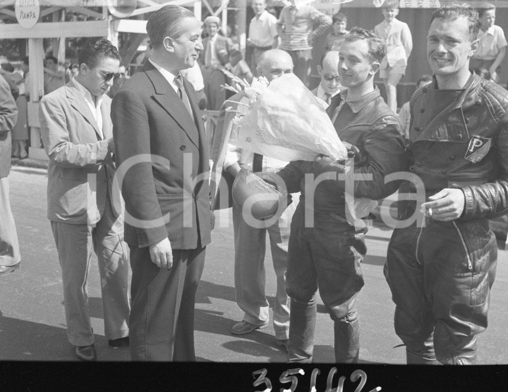 1951 BRESCIA Audax Vespistico dei 1000 Km NEGATIVO ORIGINALE (30) Negativo originale in bianco e nero su pellicola.  E' SEVERAMENTE VIETATA LA RIPRODUZIONE.TUTTI I DIRITTI SONO RISERVATI.ICharta mette in vendita, sul negozio eBay e in esclusiva sul sito "icharta" il proprio archivio composto da numerose diapositive e negativi fotografici d'epoca, tutti originali e autentici.Si tratta di uno sguardo inedito sull'attualità, la politica, la vita quotidiana, il gossip e la cultura, che fotografa il cambiamento della nazione (e non solo) tra il 1890 ed il 1990 circa. Un'occasione unica per il mercato del collezionismo, che vede finalmente disponibile un archivio eccezionale per vastità, tematiche e condizioni, in un settore (il negativo fotografico e la diapositiva) di assoluta novità e dalle interessanti prospettive di investimento. CONDIZIONI:FAIR/discretoFORMATO: cm 6 x 4,5 originale e autentica 1