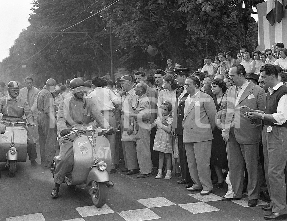 1951 BRESCIA Audax Vespistico di 1000 Km Vespa in partenza NEGATIVO ORIGINALE 32 Risulta presente all'evento, sulla destra, il sindaco Bruno BoniNegativo originale in bianco e nero su pellicola.  E' SEVERAMENTE VIETATA LA RIPRODUZIONE.TUTTI I DIRITTI SONO RISERVATI.ICharta mette in vendita, sul negozio eBay e in esclusiva sul sito "icharta" il proprio archivio composto da numerose diapositive e negativi fotografici d'epoca, tutti originali e autentici.Si tratta di uno sguardo inedito sull'attualità, la politica, la vita quotidiana, il gossip e la cultura, che fotografa il cambiamento della nazione (e non solo) tra il 1890 ed il 1990 circa. Un'occasione unica per il mercato del collezionismo, che vede finalmente disponibile un archivio eccezionale per vastità, tematiche e condizioni, in un settore (il negativo fotografico e la diapositiva) di assoluta novità e dalle interessanti prospettive di investimento. CONDIZIONI:FAIR/discretoFORMATO: cm 6 x 4,5 originale e autentica 1