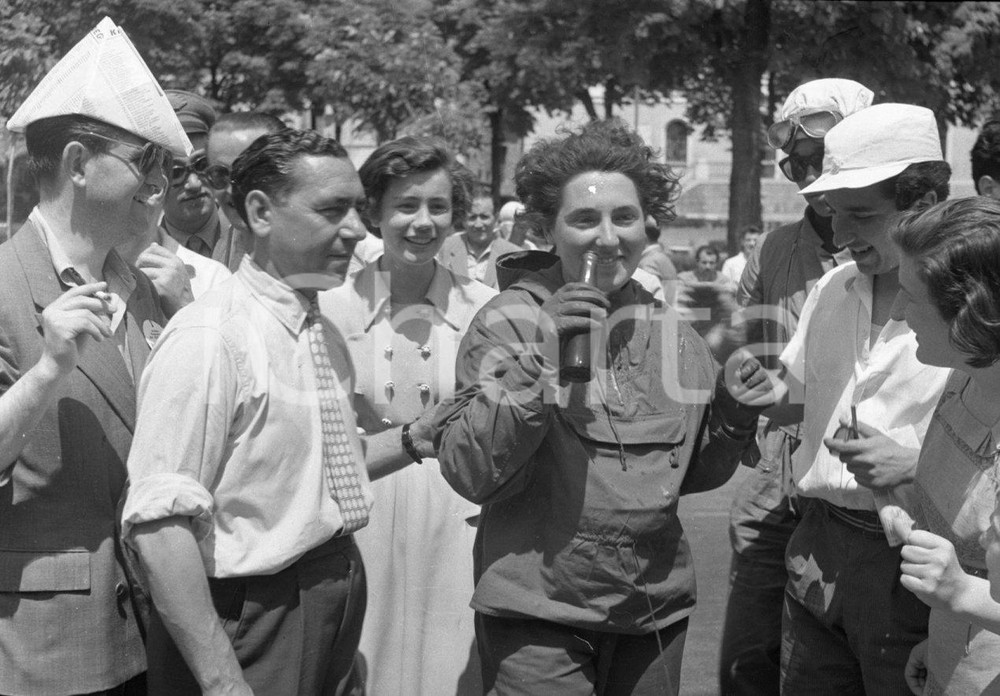 1951 BRESCIA Audax Vespistico dei 1000 Km NEGATIVO ORIGINALE (20) Negativo originale in bianco e nero su pellicola.  E' SEVERAMENTE VIETATA LA RIPRODUZIONE.TUTTI I DIRITTI SONO RISERVATI.ICharta mette in vendita, sul negozio eBay e in esclusiva sul sito "icharta" il proprio archivio composto da numerose diapositive e negativi fotografici d'epoca, tutti originali e autentici.Si tratta di uno sguardo inedito sull'attualità, la politica, la vita quotidiana, il gossip e la cultura, che fotografa il cambiamento della nazione (e non solo) tra il 1890 ed il 1990 circa. Un'occasione unica per il mercato del collezionismo, che vede finalmente disponibile un archivio eccezionale per vastità, tematiche e condizioni, in un settore (il negativo fotografico e la diapositiva) di assoluta novità e dalle interessanti prospettive di investimento. CONDIZIONI:FAIR/discretoFORMATO: cm 6 x 4,5 originale e autentica 1