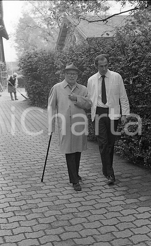 1975 MANOIR DE BAN Charlie CHAPLIN nel suo giardino NEGATIVO ORIGINALE 8 Negativo originale in bianco e nero su pellicola.  E' SEVERAMENTE VIETATA LA RIPRODUZIONE.TUTTI I DIRITTI SONO RISERVATI.ICharta mette in vendita, sul negozio eBay e in esclusiva sul sito "icharta" il proprio archivio composto da numerose diapositive e negativi fotografici d'epoca, tutti originali e autentici.Si tratta di uno sguardo inedito sull'attualità, la politica, la vita quotidiana, il gossip e la cultura, che fotografa il cambiamento della nazione (e non solo) tra il 1890 ed il 1990 circa. Un'occasione unica per il mercato del collezionismo, che vede finalmente disponibile un archivio eccezionale per vastità, tematiche e condizioni, in un settore (il negativo fotografico e la diapositiva) di assoluta novità e dalle interessanti prospettive di investimento. CONDIZIONI:FAIR/discretoFORMATO: 35mm originale e autentica 1