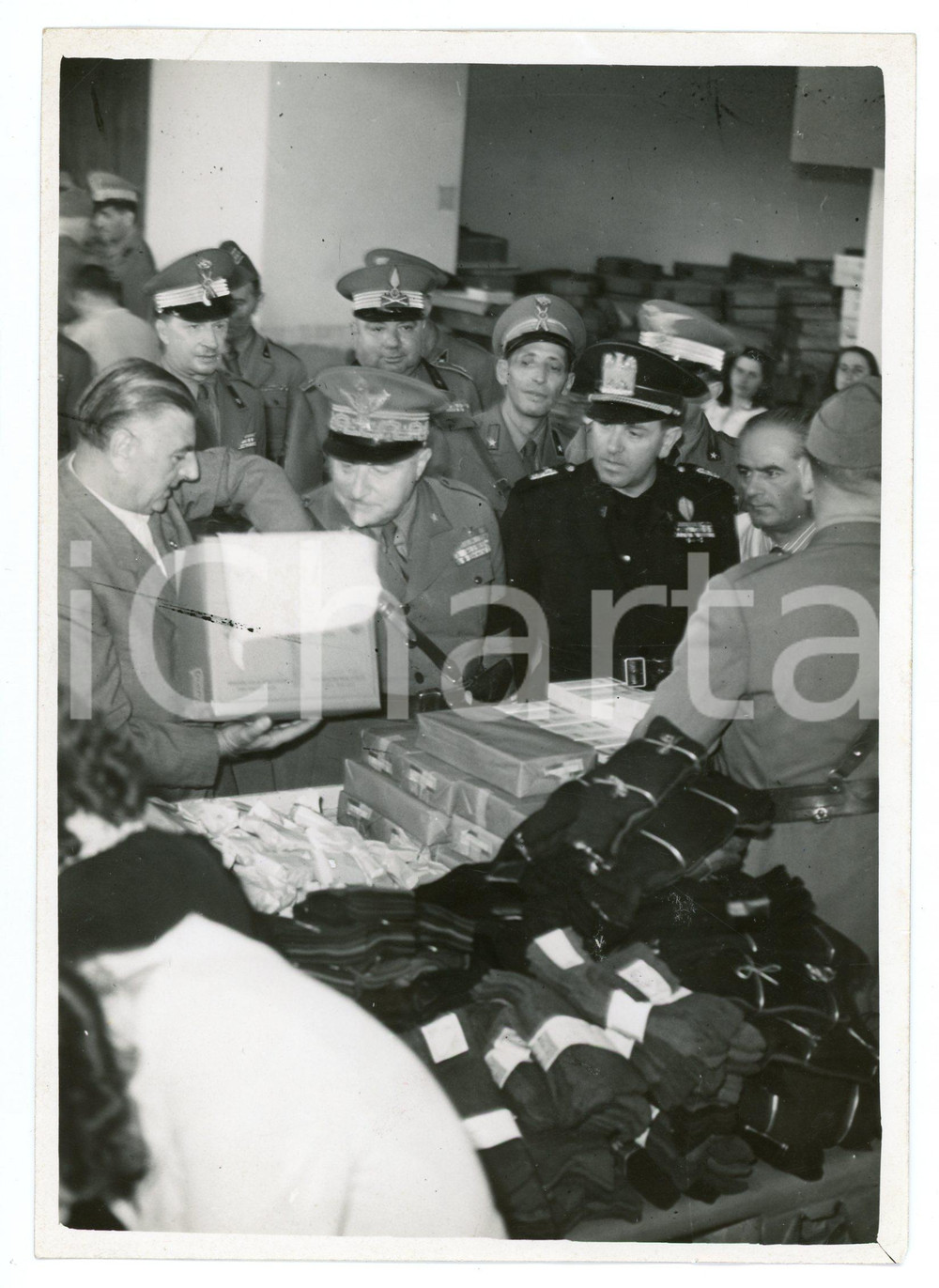 1942 MILANO Treno A.P.E. Autorità militari verificano preparazione pacchi - Foto Fotografia originale d'epoca, con timbro datario e didascalia al verso.  POOR/danneggiato Piegatura all'angolo superiore sinistro e al margine destro, macchia al recto FORMATO: 13x18 cm originale e autentica 1
