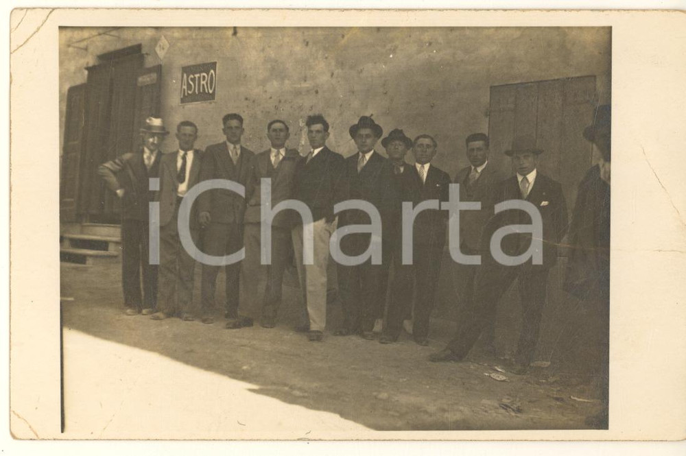 Fotografia d epoca originale 1940 ca GRANA AT Un gruppo di amici in paese Foto cartolina pubblicità ASTRO 1