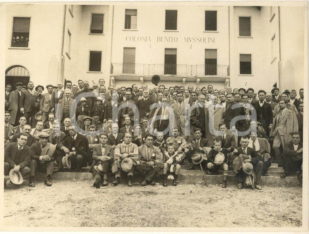 1931 PIAZZATORRE (BG) Colonia Mussolini - Arrivo autorità portuali genovesi FOTO Fotografia originale d'epoca, con timbro datario e didascalia al verso.FOTOGRAFO: D. D. Binelli - Genova  GOOD/buono  FORMATO: 24x18 cm originale e autentica 1