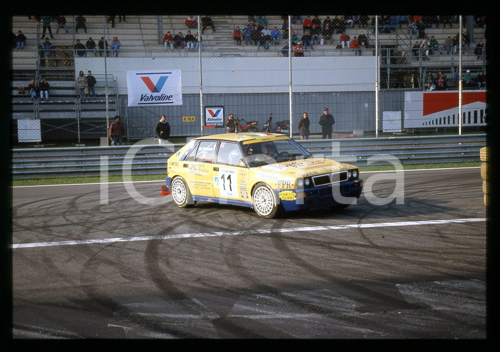 Giacomo OGLIARI su LANCIA DELTA HF - 20° RALLY di MONZA 1997 35 mm vintage slide Diapositiva d'epoca, in formato 35 mm.CONDIZIONI: GOODE' severamente vietata la riproduzione. Tutti i diritti sono riservati.Nella diapositiva ICharta mette in vendita, sul negozio eBay e in esclusiva sul sito "icharta" il proprio archivio composto da numerose diapositive e negativi fotografici d'epoca, tutti originali e autentici, che attraversano la storia del costume italiano tra gli la fine degli anni Sessanta e Novanta.Si tratta di uno sguardo inedito sull'attualità , la politica, la vita quotidiana, il gossip e la cultura, che fotografa il cambiamento della nazione in quest'ultimo scorcio del XX secolo. Un'occasione unica per il mercato del collezionismo, che vede finalmente disponibile un archivio eccezionale per vastità , tematiche e condizioni, in un settore (il negativo fotografico e la diapositiva) di assoluta novità e dalle interessanti prospettive di investimento.   GOOD/buono   originale e autentica 1