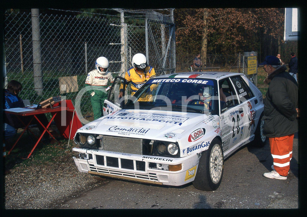 Loris CAPIROSSI su LANCIA DELTA HF 20° RALLY di MONZA 1997 35 mm vintage slide 3 Diapositiva d'epoca, in formato 35 mm.CONDIZIONI: GOODE' severamente vietata la riproduzione. Tutti i diritti sono riservati.Nella diapositiva ICharta mette in vendita, sul negozio eBay e in esclusiva sul sito "icharta" il proprio archivio composto da numerose diapositive e negativi fotografici d'epoca, tutti originali e autentici, che attraversano la storia del costume italiano tra gli la fine degli anni Sessanta e Novanta.Si tratta di uno sguardo inedito sull'attualità , la politica, la vita quotidiana, il gossip e la cultura, che fotografa il cambiamento della nazione in quest'ultimo scorcio del XX secolo. Un'occasione unica per il mercato del collezionismo, che vede finalmente disponibile un archivio eccezionale per vastità , tematiche e condizioni, in un settore (il negativo fotografico e la diapositiva) di assoluta novità e dalle interessanti prospettive di investimento.   GOOD/buono   originale e autentica 1
