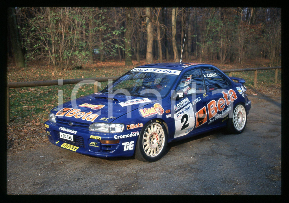 Ivan CAPELLI su SUBARU IMPREZA 555 - 20° RALLY di MONZA 1997 35 mm vintage slide Diapositiva d'epoca, in formato 35 mm.CONDIZIONI: GOODE' severamente vietata la riproduzione. Tutti i diritti sono riservati.Nella diapositiva ICharta mette in vendita, sul negozio eBay e in esclusiva sul sito "icharta" il proprio archivio composto da numerose diapositive e negativi fotografici d'epoca, tutti originali e autentici, che attraversano la storia del costume italiano tra gli la fine degli anni Sessanta e Novanta.Si tratta di uno sguardo inedito sull'attualità , la politica, la vita quotidiana, il gossip e la cultura, che fotografa il cambiamento della nazione in quest'ultimo scorcio del XX secolo. Un'occasione unica per il mercato del collezionismo, che vede finalmente disponibile un archivio eccezionale per vastità , tematiche e condizioni, in un settore (il negativo fotografico e la diapositiva) di assoluta novità e dalle interessanti prospettive di investimento.   GOOD/buono   originale e autentica 1