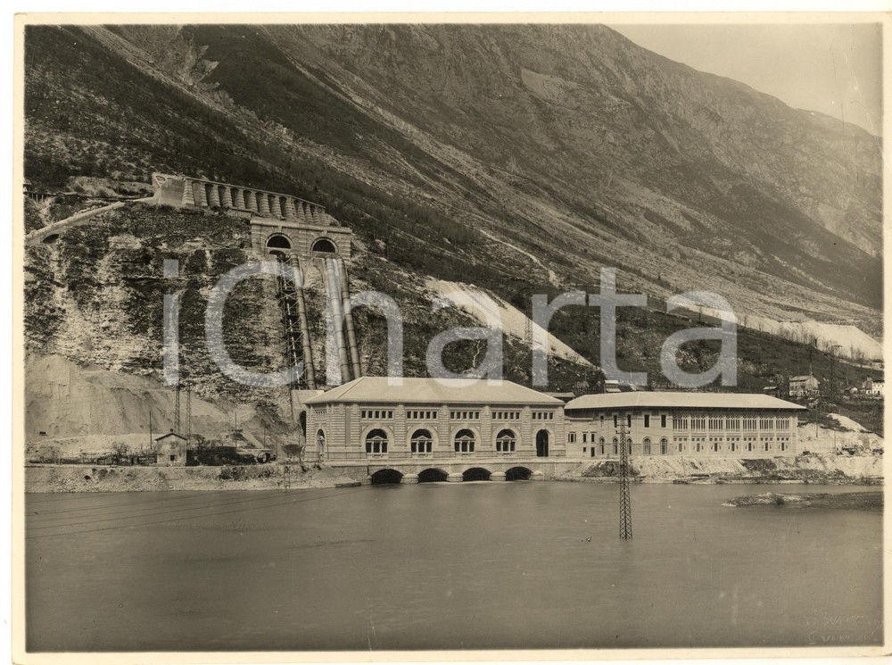 1930 ca VENETO Società Adriatica Elettricità - Centrale idroelettrica NOVE *Foto Fotografia originale d'epoca, con didascalia al verso.  POOR/danneggiato piegatura angolare e al lato inferiore; graffi centrali FORMATO: 24x18 cm originale e autentica 1