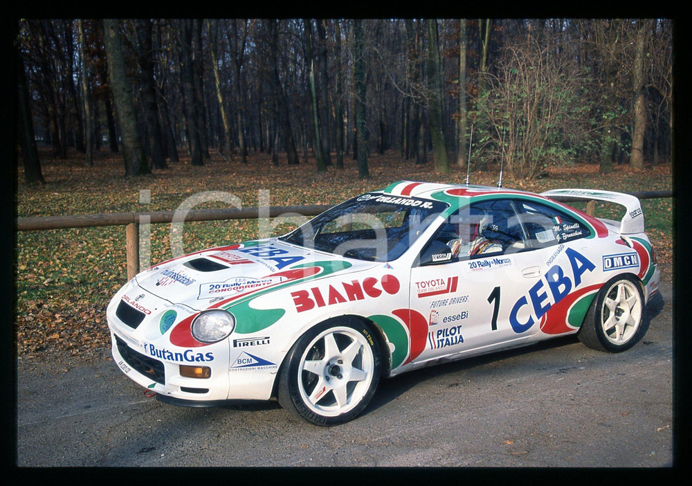 Marco SPINELLI TOYOTA CELICA GT-FOUR 20° RALLY di MONZA 1997 35 mm vintage slide Diapositiva d'epoca, in formato 35 mm.CONDIZIONI: GOODE' severamente vietata la riproduzione. Tutti i diritti sono riservati.Nella diapositiva ICharta mette in vendita, sul negozio eBay e in esclusiva sul sito "icharta" il proprio archivio composto da numerose diapositive e negativi fotografici d'epoca, tutti originali e autentici, che attraversano la storia del costume italiano tra gli la fine degli anni Sessanta e Novanta.Si tratta di uno sguardo inedito sull'attualità , la politica, la vita quotidiana, il gossip e la cultura, che fotografa il cambiamento della nazione in quest'ultimo scorcio del XX secolo. Un'occasione unica per il mercato del collezionismo, che vede finalmente disponibile un archivio eccezionale per vastità , tematiche e condizioni, in un settore (il negativo fotografico e la diapositiva) di assoluta novità e dalle interessanti prospettive di investimento.   GOOD/buono   originale e autentica 1