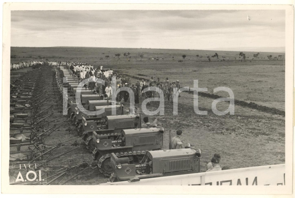 1938 AOI FADIS ETIOPIA Trattori e aratri SIMBA passati in rivista dalle autorità Fotografia originale d'epoca, con timbro datario e didascalia al verso.  FAIR/discreto piccola piegatura angolare; lievi impressioni FORMATO: 18x13 cm originale e autentica 1
