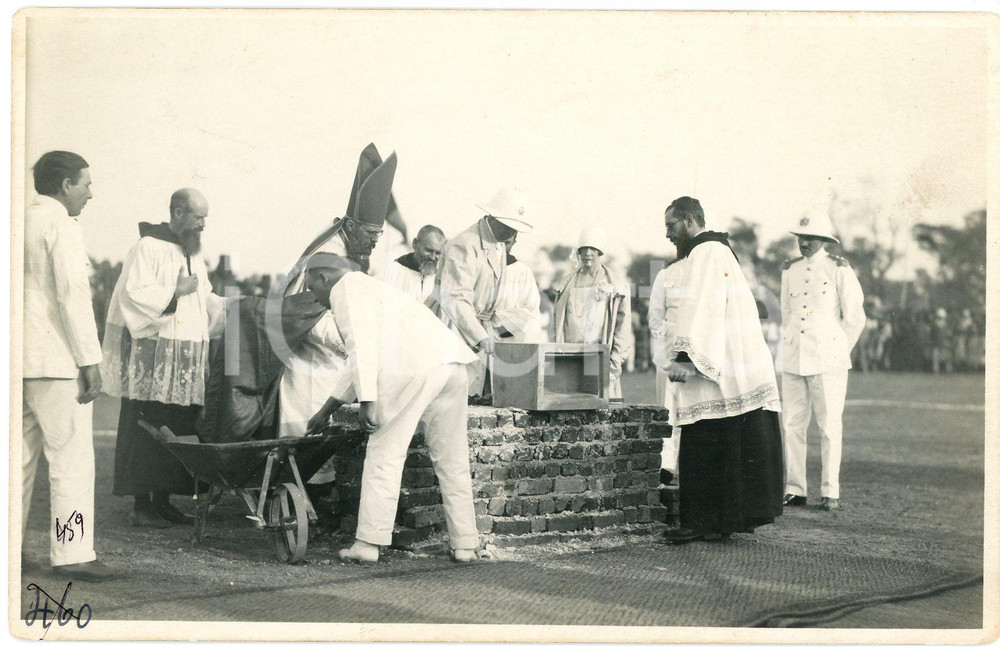 1928 LEOPOLDVILLE CONGO Roi Albert I Reine Elisabeth - 1ère pierre lycée 460 (1) Fotografia originale d'epoca, scattata durante la visita dei sovrani Alberto I ed Elisabetta del Belgio in Congo.La fotografia &egrave; stata scattata in occasione della posa della prima pietra del liceo.FOTOGRAFO: L&eacute;opold Gabriel - Panda - KatangaFORMATO: 14x9 cmCONDIZIONI: G      originale e autentica 1