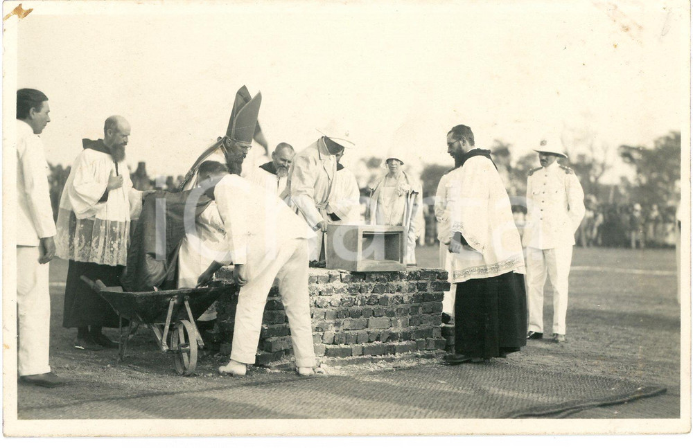 1928 LEOPOLDVILLE CONGO Roi Albert I Reine Elisabeth - 1ère pierre lycée 460 (2) Fotografia originale d'epoca, scattata durante la visita dei sovrani Alberto I ed Elisabetta del Belgio in Congo.La fotografia &egrave; stata scattata in occasione della posa della prima pietra del liceo.FOTOGRAFO: L&eacute;opold Gabriel - Panda - Katanga  FAIR/discreto piccole macchie e residuo cartaceo al lato superiore FORMATO: 14x9 cm originale e autentica 1