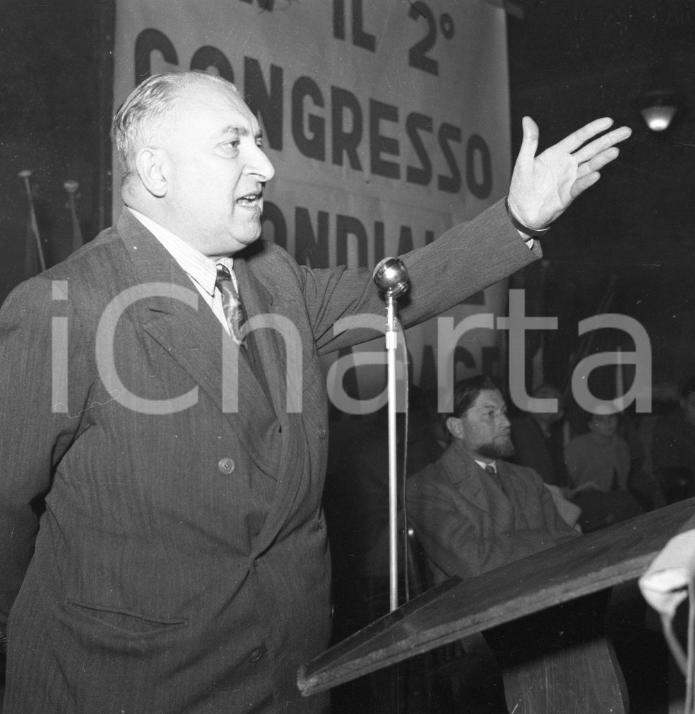 1951 BRESCIA 2° Congresso Mondiale della Pace con sen. ROVEDA NEGATIVO ORIGINALE Negativo originale artistico in bianco e nero, su pellicola, in formato cm 6 x 6 CONDIZIONI: FAIR ICharta mette in vendita, sul negozio eBay e in esclusiva sul sito "icharta" il proprio archivio composto da numerose diapositive e negativi fotografici d'epoca, tutti originali e autentici, che attraversano la storia del costume italiano tra gli la fine degli anni Sessanta e Novanta.Si tratta di uno sguardo inedito sull'attualità, la politica, la vita quotidiana, il gossip e la cultura, che fotografa il cambiamento della nazione in quest'ultimo scorcio del XX secolo. Un'occasione unica per il mercato del collezionismo, che vede finalmente disponibile un archivio eccezionale per vastità, tematiche e condizioni, in un settore (il negativo fotografico e la diapositiva) di assoluta novità e dalle interessanti prospettive di investimento. CONDIZIONI:FAIR/discreto originale e autentica 1