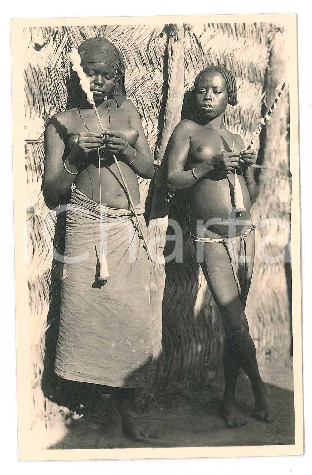 1930 C. ZAGOURSKI «L'Afrique qui disparaît»  A.E.F. Fabrication du fil coton 141  Fotocartolina postale d'epoca, appartenente alla serie &laquo;L'Afrique qui dispara&icirc;t&raquo; del fotografo Casimir Zagourski (L&eacute;opoldville).N&deg; 141, non viaggiata.CONDIZIONI: GFORMATO: 9x14 cm     originale e autentica 1
