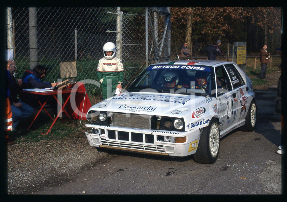 Loris CAPIROSSI su LANCIA DELTA HF 20° RALLY di MONZA 1997 35 mm vintage slide 2 Diapositiva d'epoca, in formato 35 mm.CONDIZIONI: GOODE' severamente vietata la riproduzione. Tutti i diritti sono riservati.Nella diapositiva ICharta mette in vendita, sul negozio eBay e in esclusiva sul sito "icharta" il proprio archivio composto da numerose diapositive e negativi fotografici d'epoca, tutti originali e autentici, che attraversano la storia del costume italiano tra gli la fine degli anni Sessanta e Novanta.Si tratta di uno sguardo inedito sull'attualità , la politica, la vita quotidiana, il gossip e la cultura, che fotografa il cambiamento della nazione in quest'ultimo scorcio del XX secolo. Un'occasione unica per il mercato del collezionismo, che vede finalmente disponibile un archivio eccezionale per vastità , tematiche e condizioni, in un settore (il negativo fotografico e la diapositiva) di assoluta novità e dalle interessanti prospettive di investimento.   GOOD/buono   originale e autentica 1